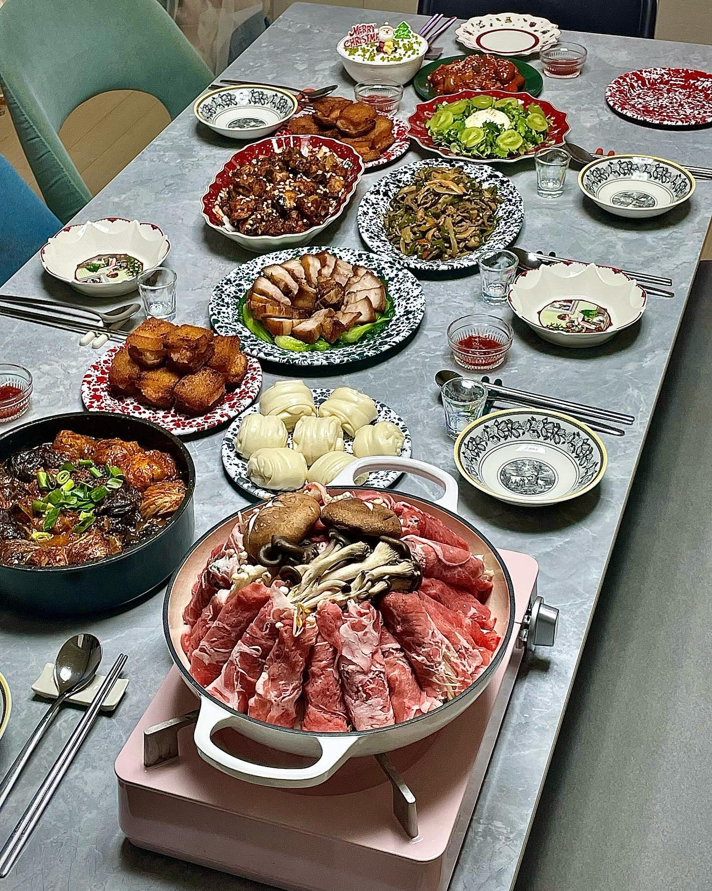 #집밥쮸선생👩🏻‍🍳🍚 

#크리스마스홈파티
𝓜𝓮𝓻𝓻𝔂 𝓬𝓱𝓻𝓲𝓼𝓽𝓶𝓪𝓼🎄💚

남편 친구들, 커플들 모여서 크리스마스파티를 즐긴 현장이에요
저히 부부까지 총 8명!
가장 많은 인원 + 저의 욕심으로 선정된 많고 복잡한 메뉴들..
(깐풍기는 닭다리살 튀겨서 하려니 여간 손 많이가서 힘들었음.)

다 차리고나니 그 많은 집들이 중 역대급으로 힘들었어요🫠
남편이 손 큰건 알아줘야한다고..💦
인원이 많으니 식탁도 거실로 옮기구
많은 종류의 음식을 차리려니 데워서 올려도 식어버려서 속상했지만.. 그래도 (크리스마스 이브 전 날) 파티를 잘 즐겨서 만족🫶🏻

(얼마나 잘 즐겼냐면.. 이 날 6시까지 놀다 잤다고 한다.)

아! 전체샷에 보이는 눈사람은 남편이 깜짝 이벤트로 저 일 가있는동안 만들어놓은거.. 이때 감동해서 엉엉 울었어요
우리집 올라프를 소개합니돠⛄️🤍

오늘의 꿀조합🍽️
-
#고추잡채 #멘보샤 #깐풍기 #동파육 #김치말이찜 #샤브전골 #소세지야채볶음 #리스샐러드 #프렌치토스트