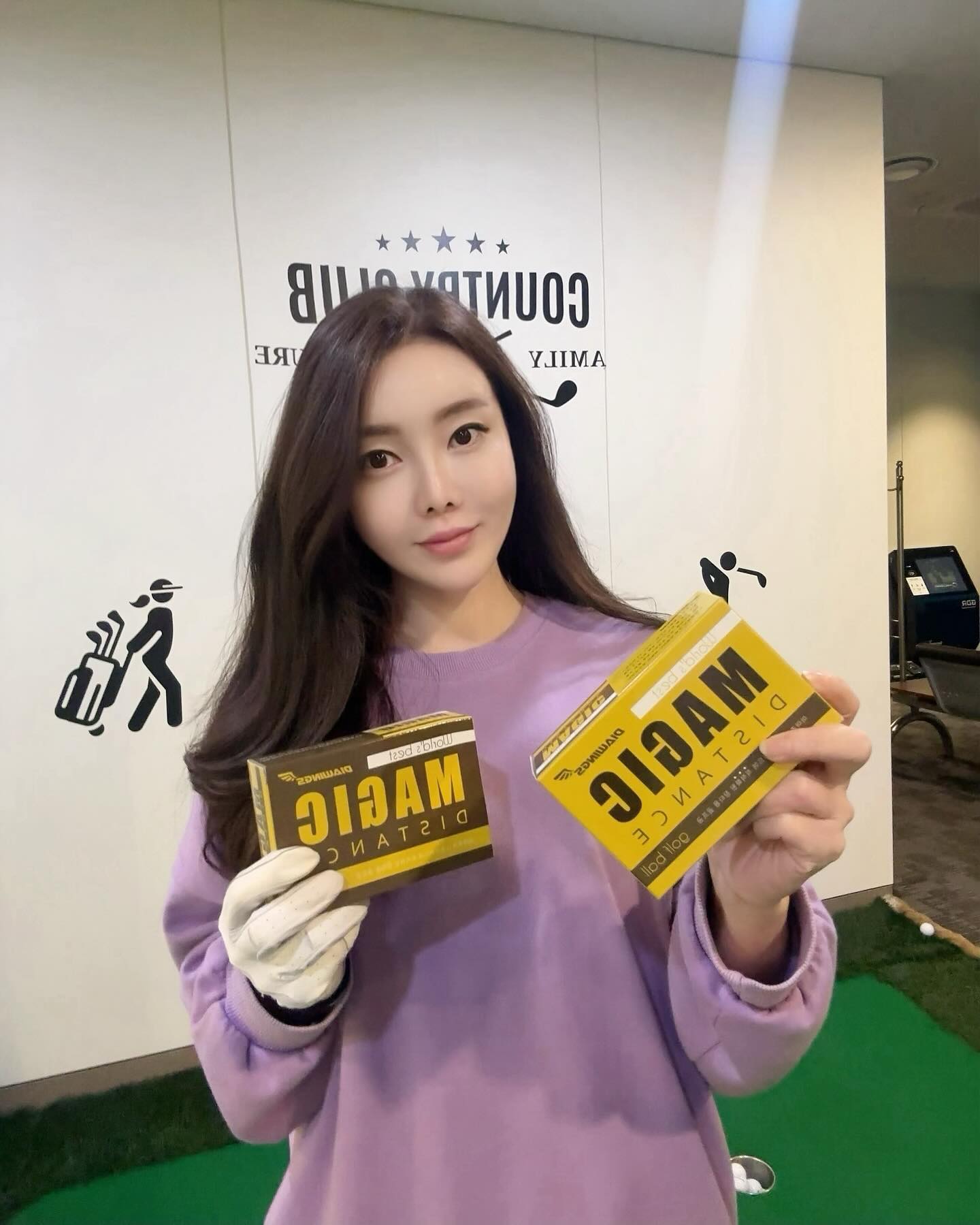 따뜻한 봄날을 기다리며 다시 맹연습중인 골프!!
골프장에서 유명한 다이아윙스 고반발 비거리 골프공이 있다고 해서 언능 사용해 보았지요~🤗

오~ 역시 유명한 이유가 있었네요~🤩

골프공의 초기 발사 속도 3m/s 정도 증가 하여(드라이버 기준 약10~20m, 아이언 기준 10M정도) 비거리를 최대화 해 주어요.

느린 스윙스피드에서 받은 충격에너지를 코어의 기술을 통해 빠르게 탄성에너지로 변환 하여 코어의 반발력을 극대화 해주어요.

미스 샷으로 인한 사이드 스핀 발생을 최소화 하여 슬라이스 감소 효과도 있어요👍🏻

코어 재료는 LG화학의 부타디엔 합성고무 딤플커버 미국의 듀폰사(DOW) 정품 썰린(Surlyn)을 사용한 성능 향상을 위한 최적의 재료예요.

[ M2 ]
-드라이버 비거리가 150미터 이하 이신 분
-처음 골프를 시작 하시는 분
-스크린 골프를 자주 이용 하시는 분

[ M3 ]
-드라이버 비거리가 180미터 내외 
-필드를 자주 나가시는 여성 분 
-시니어 및 느린 스피드 플레이어

[ M5 ]
-드라이버 비거리 200 이상 
-일반 남성 분 
-빠른 스피드 플레이어

열심히 연습해서 골프장으로 고고씽 할꺼예요🥰

raon.golf #골프 #골프스타그램 #드라이버스윙 #골프치는여자 #골프중독 #여자드라이버스윙 #여자골프 #골프공 #로스트볼판매 #가성비골프공 #다이아윙스골프공 #비거리향상 #고반발 #라온골프쇼핑몰 #골프용품쇼핑몰 #골린이 #선물용 #스크린골프