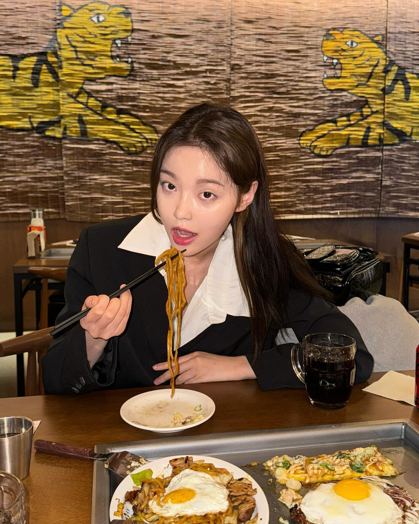#광고 okomade_kr 

오랜만에 오코노미야끼 먹고 싶어서 다녀온 #오코메이드 !! 재료 구성이 알차서 너무 맛있게 먹었어요 😋 소바도 일본에서 먹었던 것보다 맛있어서 놀랐다는 ,,,🍤

룸도 있는데 , 룸 아니어도 가게가 통유리로 되어있어서 각 계절별 밖을 보면서 즐길 수 있어서 좋더라구요 🤍