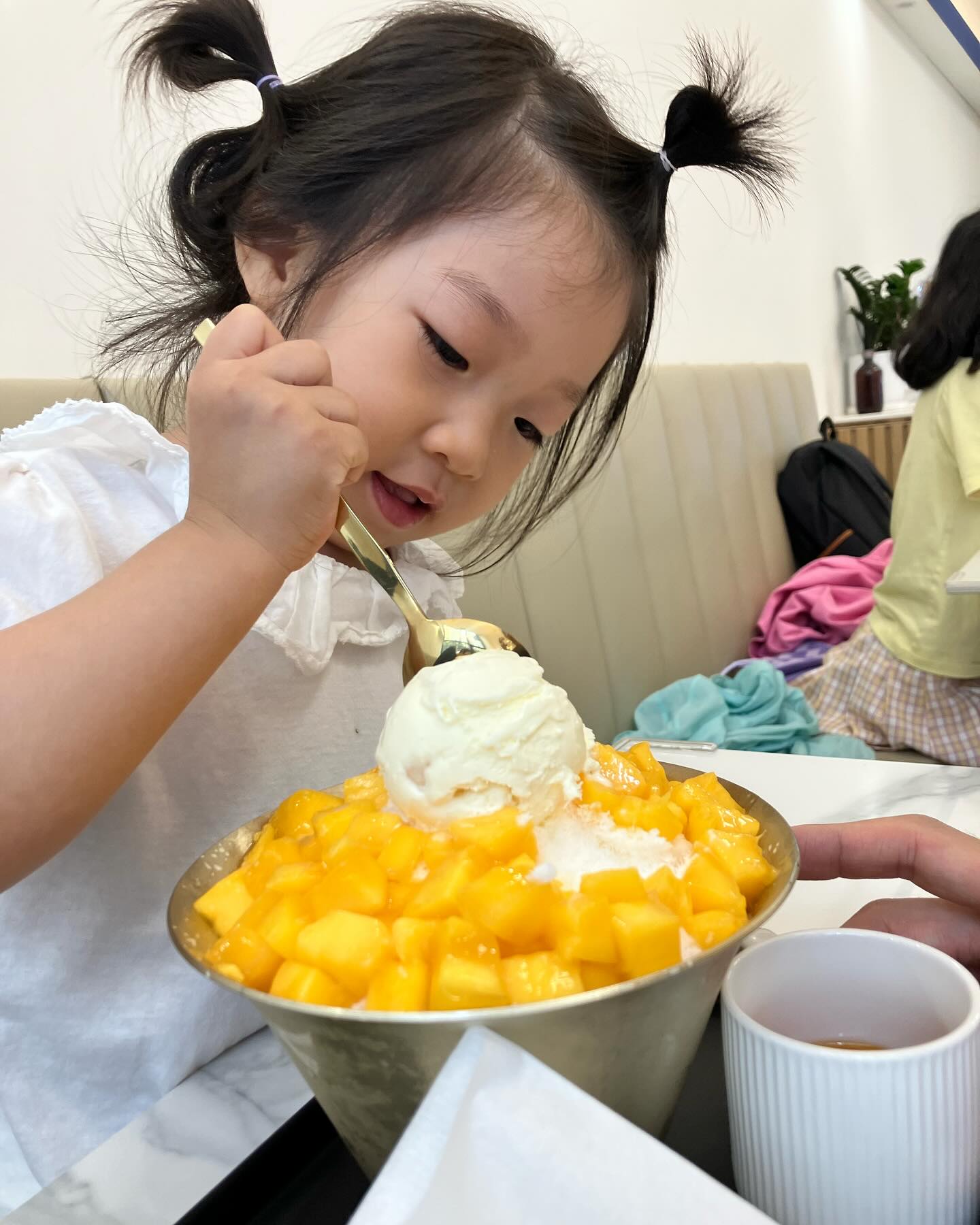 +1005

망고빙수먹고 춤까지추고 신난소희💛