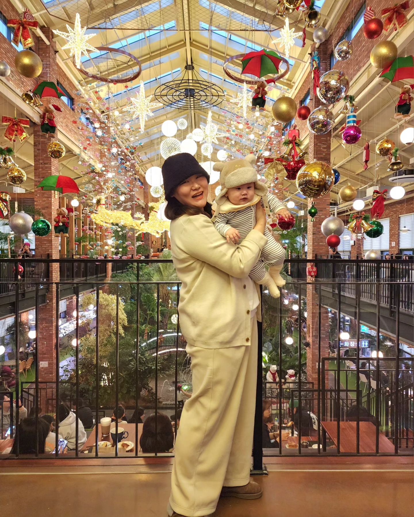 벌써 크리스마스 시즌이라니🎄
시간 참 빠르다!!
트리도 이레도 너~무 이쁘당💕 
#포레스트아웃팅스 #일산아기랑갈만한곳 #일산아기동반 #5개월아기