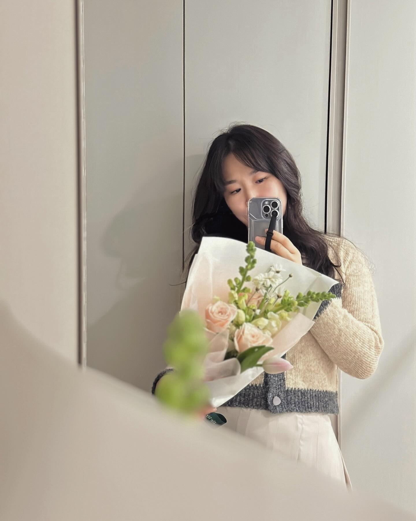 #광고 사랑하는 연인을 위해 꽃다발선물 오똔데 💐
다가오는 #발렌타인데이 에 벌써부터 설렘모드예요❣️
 
프리미엄 플라워 서비스 브랜드 #더베르 의 선물구성 보고 가세요.
🍫 발렌타인데이 꽃다발과 초콜릿 패키지 구성의 더베르 시그니처 라인으로 100% 수작업이라 꽃다발 퀄리티가 비교 불가예요!

게다가 무료 초콜릿 박스와 무료배송 혜택에 
100% 안심보장제로 품질저하 배송 시 재배송 서비스까지 !!
다가오는 발렌타인데이 선물 고민 #더베르 에서 끝내보세요!

\
thever_official
#더베르 #발렌타인선물 #꽃선물 #발렌타인데이 #발렌타인선물 #발렌타인데이꽃선물 #발렌타인데이선물 #꽃다발선물 #발렌타인데이선물추천 #여자친구선물 #연인꽃선물 #생화배달 #생화꽃다발배송 #계절생화 #프리미엄플라워서비스 #더베르꽃선물 #더베르꽃다발선물 #💐