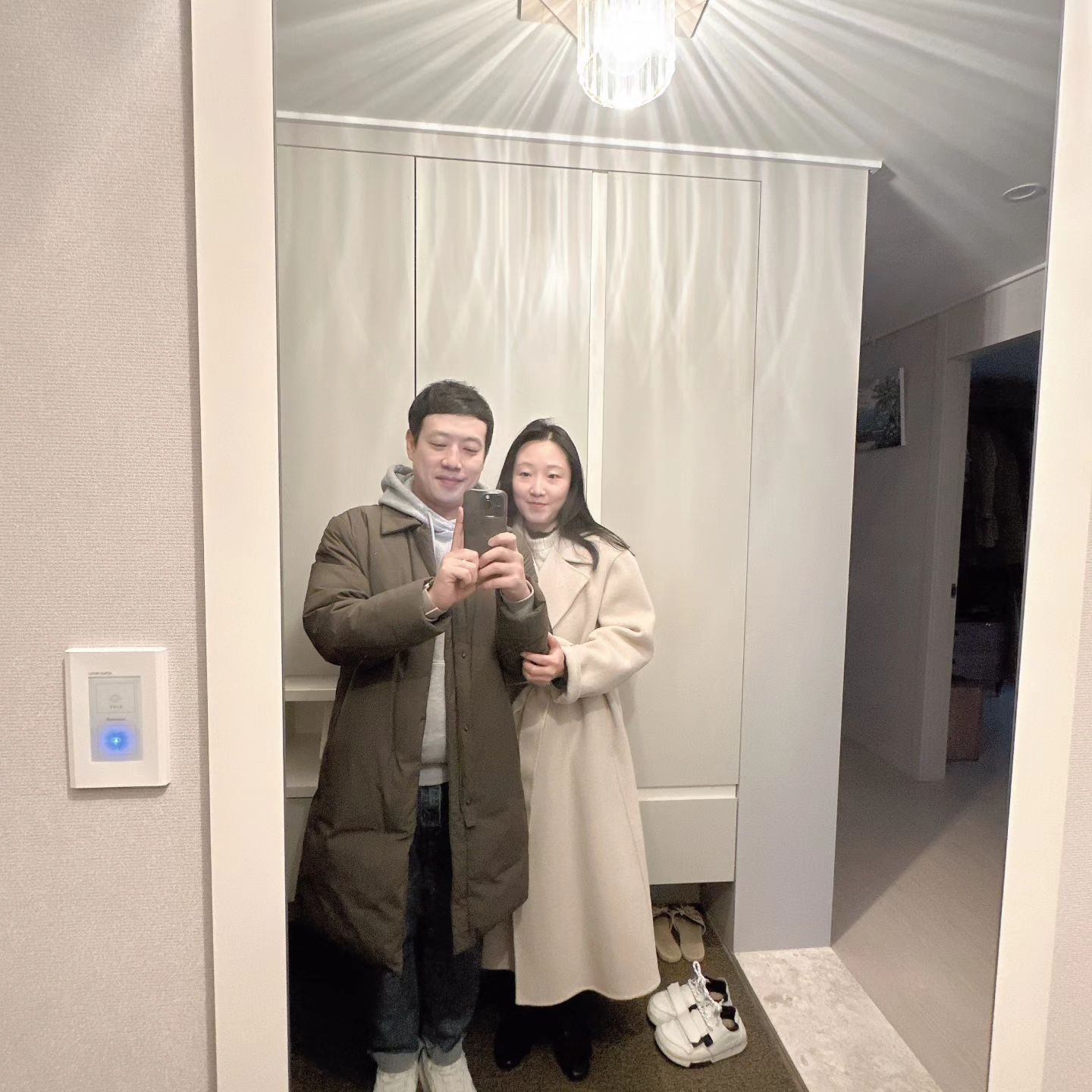 배란다와 현관 다용도실
바닥에 코일매트 깔고
블라인드 달고
녹초가 되어서 밥먹으러

곱창 대창 볶음밥까지
넘 맛있게 먹고 
기분좋게 토욜 보냈어요

7인의 탈출보며
얼음맥주에 과자까지
완전 좋았는데

일욜아침 일어나자마자
신랑 몸살에 목감기
제대로 걸려서
병원왔어요🤣

감기도 잘 안걸리던
건강한 신랑이었는데
이제 나이를 먹는게 몸으로도
팍팍 느껴지네융😭

낼출근전까지 빨리괜찮아지길ㅠ

#이제야집에
#블라인드설치
#옷갈아입기힘들었던일주일
#해방
#단단부부일상
#감기조심하세요😷