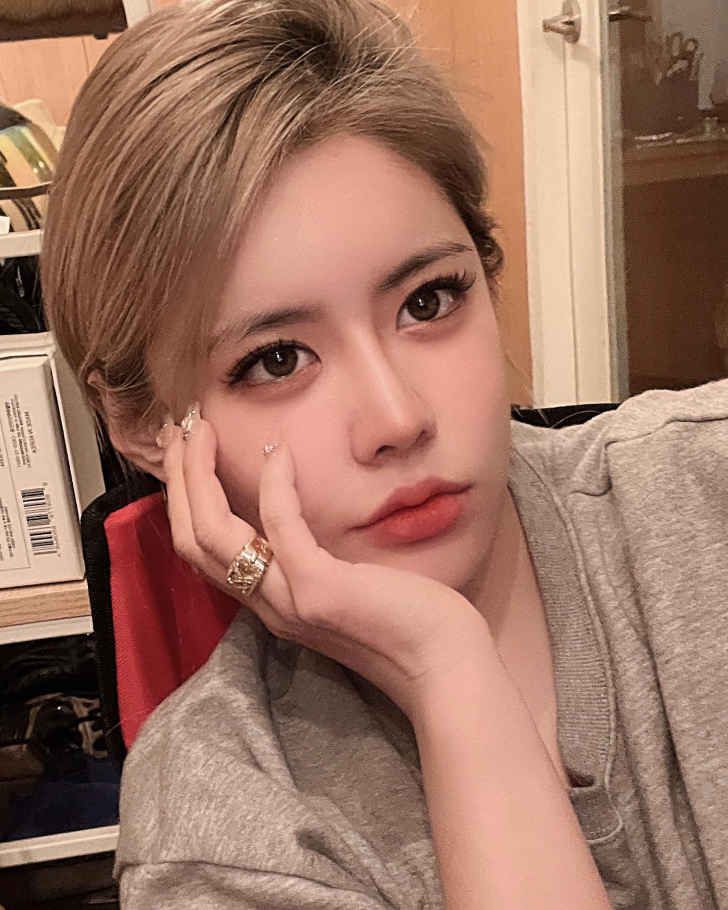 앞머리 만들까 말까 고민중임돠..(ಠ_ಠ)
근데..앞머리 없는게
헬멧 쓰기 편할거 같기도 하공..🌀🌀
엄.청.고.민.된.다 (끄적끄적✍️)