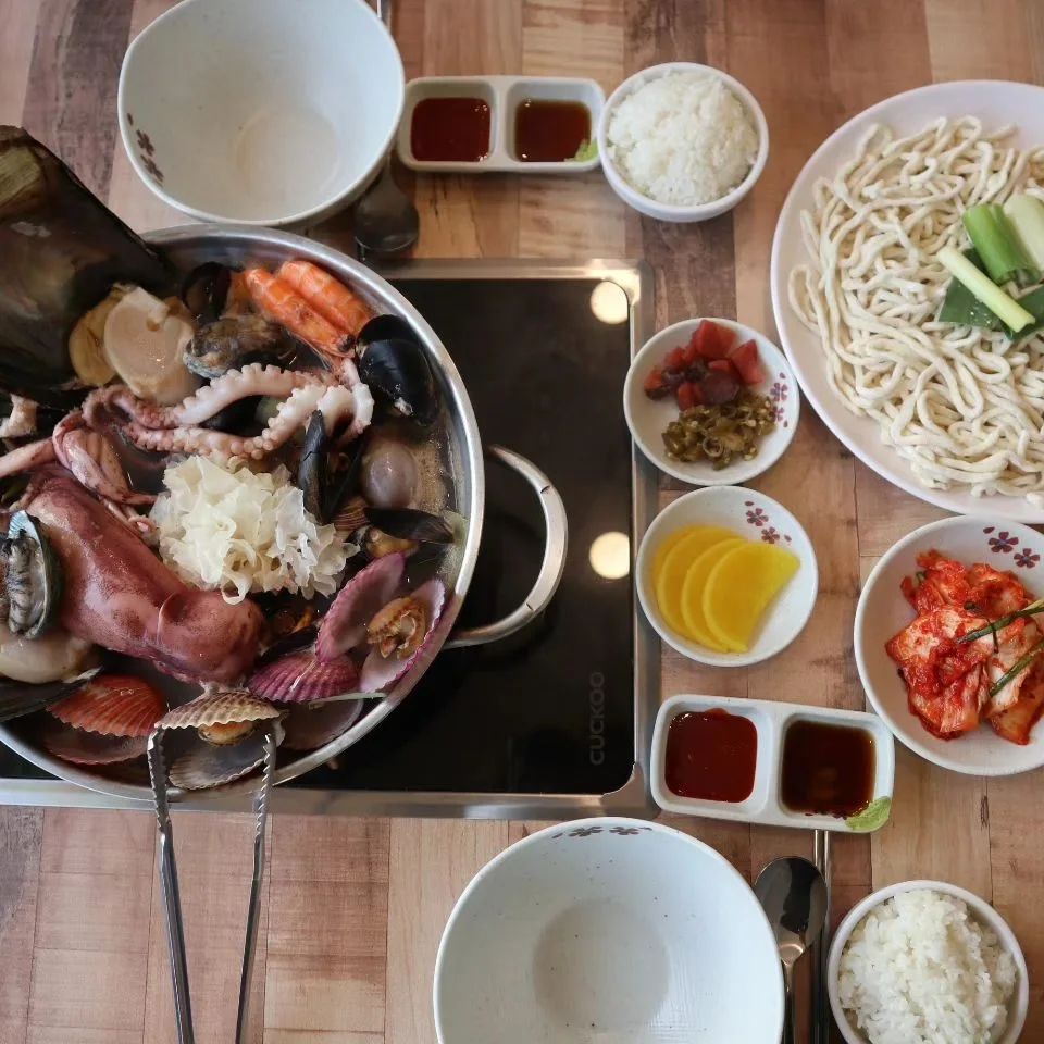#물왕저수지가족모임 
#물왕저수지외식장소 #시흥맛집 
#시흥맛집추천 #시흥칼국수 
#시흥칼국수맛집

파전과 칼국수가 맛있는
시흥 맛집 추천 조여사네해물왕칼국수에
데이트 하러 왔는데 너무 좋네요!ㅎㅎ