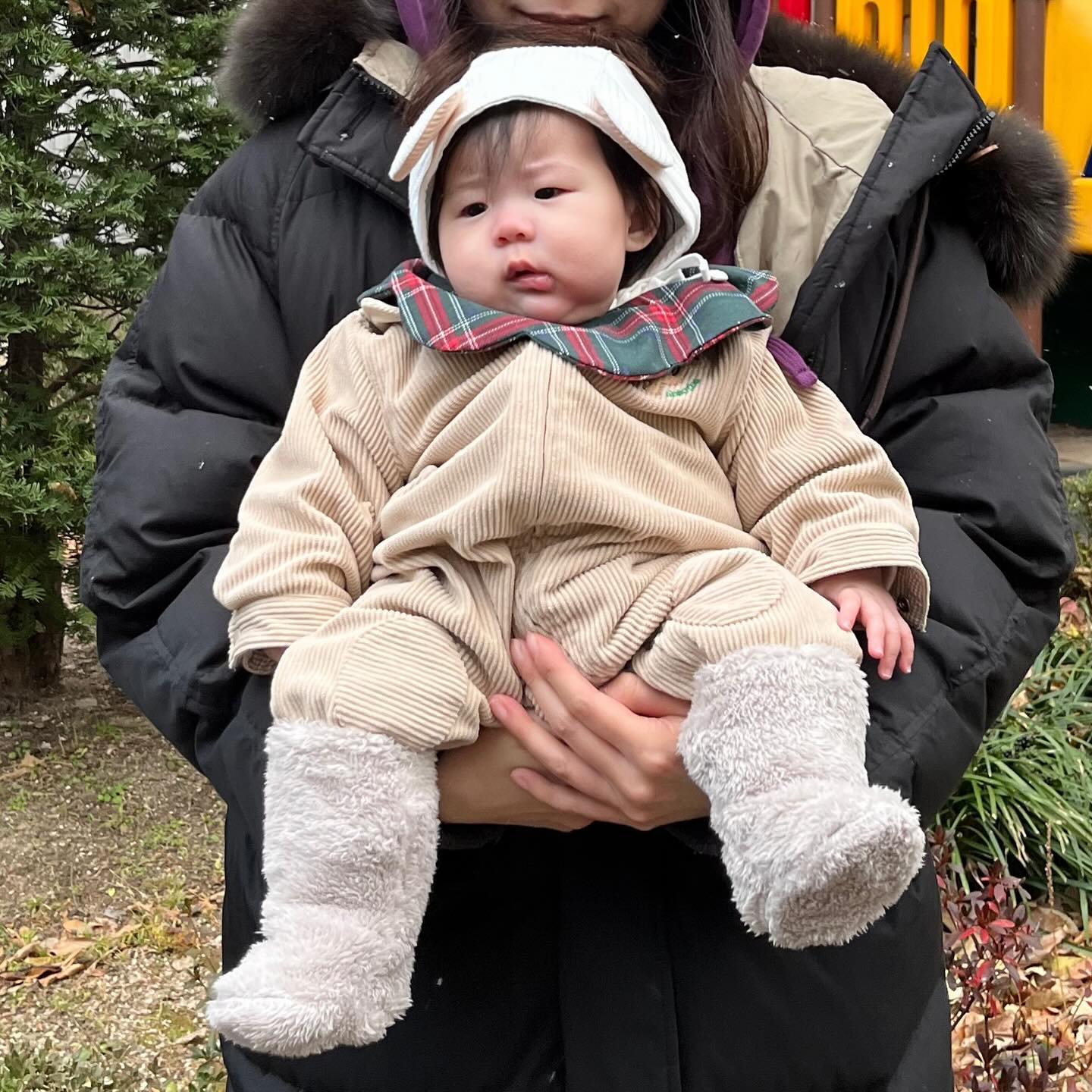 너와 함께 맞은 #첫눈 
코가 연신 빨개져선 끼야아악 돌고래 소리를 내던 #보라찡 

차가운 눈이 얼굴에 떨어질 때마다 눈을 반짝이며 신기해하는 표정을 짓던 귀여운 너를 잊을 수 없을 거야 ☺️

2023.11.29
#156일아기