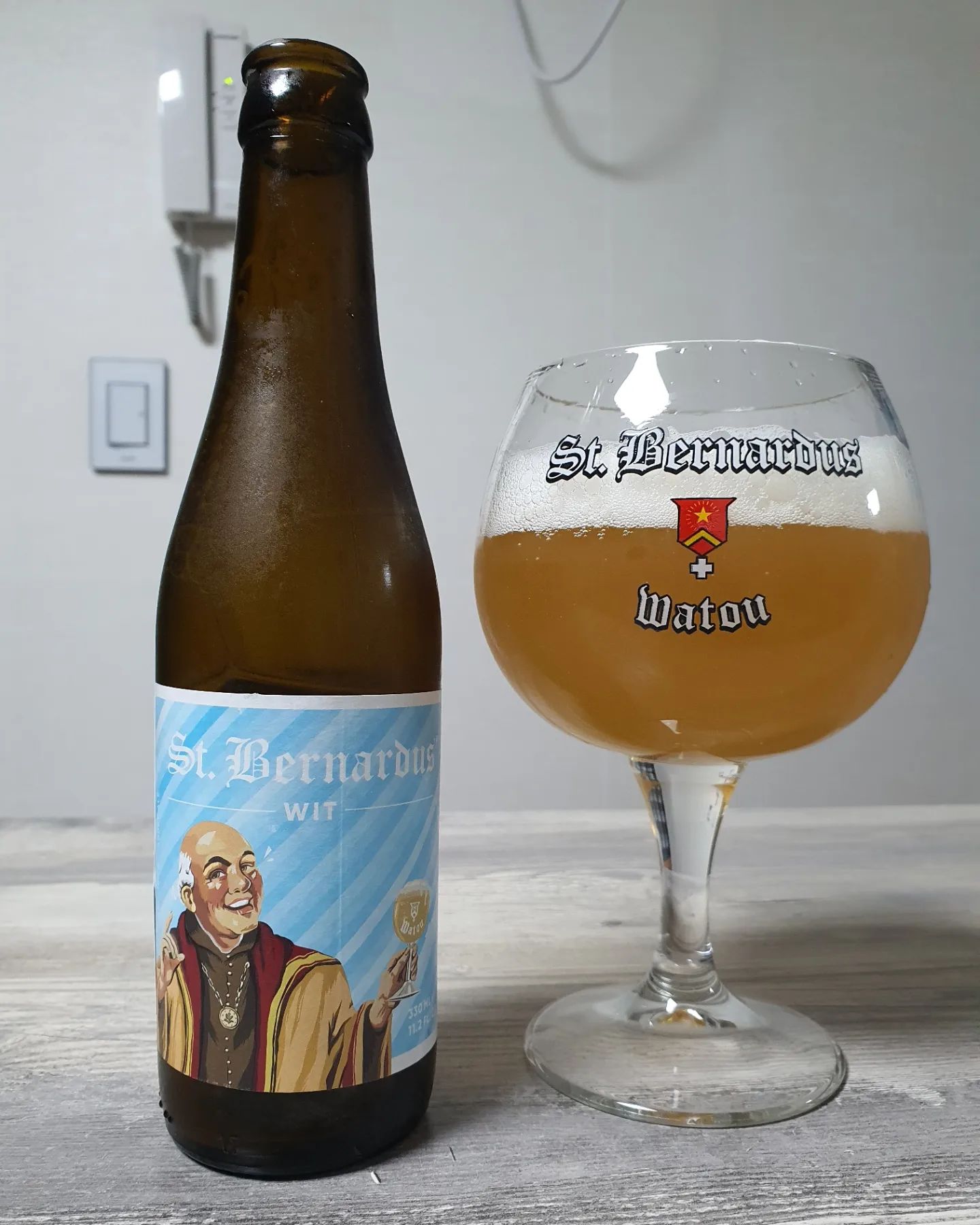 #맥주 #간단리뷰 73 #그날그느낌 
#세인트버나두스위트 #StBernardus_Wit #성버나두스브루어리 
가격 1병 8000원? (23 KIBEX)
타입 : 벨지안 화이트(벨기에식 밀맥주)
도수 5.5%
IBU : ???
.
#노즈 
거의 투명 밝은 레몬빛. 흰색거품 쫀쫀. 유지력도 좋음. 약한 싱그러운 시트러스. 알싸한 스파이시 향신료가 복합적임.
#팔레트 
입안탄산 좀 느껴짐. 부드럽게 넘어가는게 좋음. 깔끔하고 질감도 가볍. 향그대로 맛까지 이어옴. 적절한 몰티함이 꽉찬 느낌을 줌.
#피니쉬 
쌉쌀함은 잘 안느껴짐. 고소한 단맛이 끝나면서 살짝 산미와 알싸하게 마무리됨.
.
벨지안 화이트 스타일이다. 오렌지껍질, 고수씨앗, 많은 밀을 쓰는게 특징이다. '호가든'이랑 같은 스타일이다. 확실히 비는맛 없이 든든한 맛이 좋았다. 호가든도 대기업에 인수되고 많이 바뀌었을 것이라고 생각하는데 아마 진짜 초기 호가든의 맛이 이런 느낌이 아닐까 라는 생각이 들었다.
.
#한마디 
클래식 of 클래식 화이트 벨지안 맥주.
.
.
.
.
#beer #craftbeer #drinks #ale #lager 
#수제맥주 #크래프트비어 #비어라이프 #맥린이 #편의점맥주 #와앤모 #바틀샵 #맥주리뷰 
#조주기능사 #술스타그램 #일상 #맞팔 #소통 #데일리
