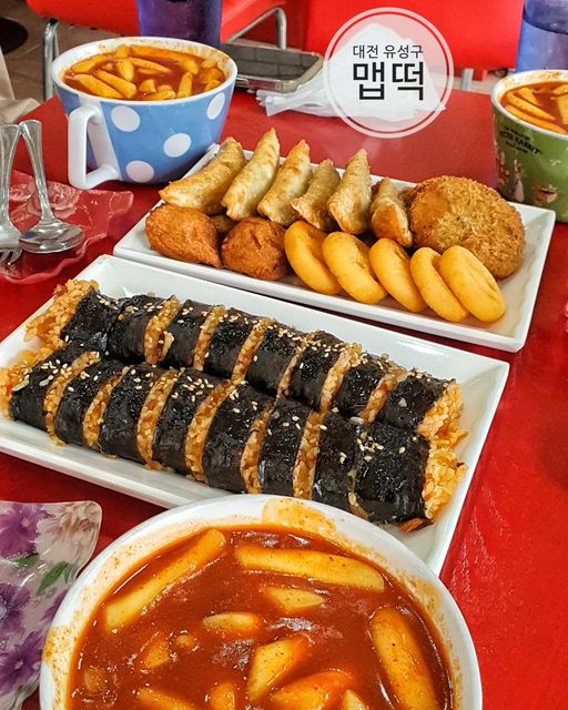 박진쮸 on Instagram: "갠적으로 신전보다 맛있었던 맵떡을 소개합니다🤓 #내돈내산리뷰 #신가네매운떡볶이 #밭슐랭가이드 셋이서 풍족하게 먹고 배뚠뚠이로 나온 식단 공/개 떡볶이×2 튀오뎅