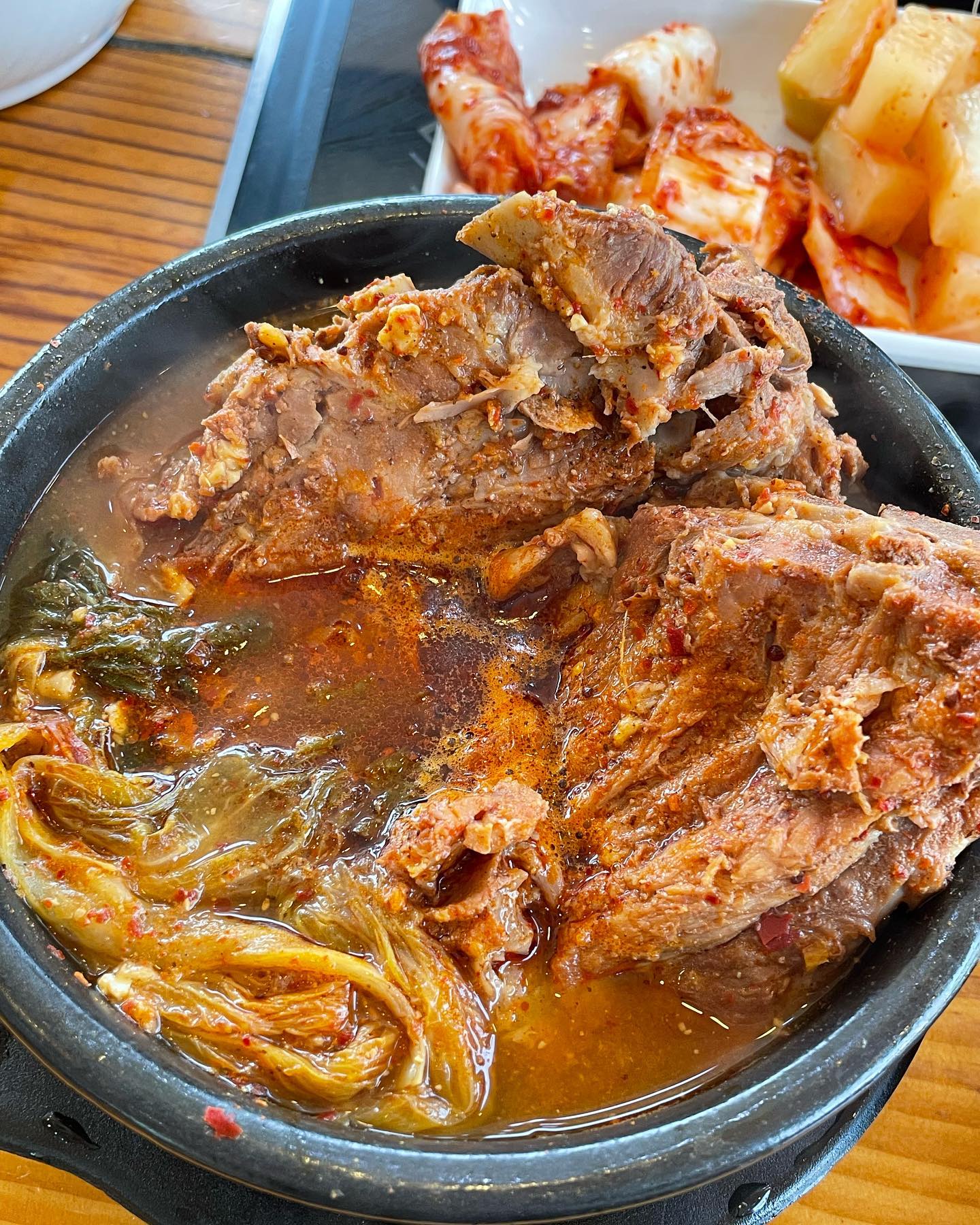 #하남정
🍽️주문한 메뉴
뼈다귀 해장국 10.000 2그릇
#뼈다귀해장국
국물이 정말 진하고 칼칼해요 뼈는 정말 크고 살이 부드러워서 젓가락으로 몇 번 긁어내면 깨끗한 뼈만 남는다는...뼈해장국집 잘못 가면 살 바르다가 지친 경우 많으시지 않나요? 하남정 뼈해장국은 그럴 걱정 없어요😎뼈부터 다 바르고 국물에 먹어서 먹는 저는 5분만에 살 다 바르고 후르르챱챱 먹었어요🤤
양도 많아서 만 원의 행복으로 든든하게 점심 먹었습니다!!!
총점 : ⭐️⭐️⭐️⭐️
📍. 경기 김포시 김포한강 11로 436
🕣. 매일 08:30 - 22:00 마지막 주문21:30
📞. 031-997-5709
💡. 단체석, 주차, 포장, 휴게실, 남/여 화장실 구분
#김포맛집 #김포 #김포카페 #김포한강신도시 #김포맛집추천 #운양동 #운양동맛집 #운양역맛집 #국밥맛집 #국밥 #뼈해장국 #뼈해장국맛집 #경기도맛집 #데이트 #해장 #해장국맛집 #해장스타그램 #foodstagram #먹팔 #먹소통 #먹스타맞팔