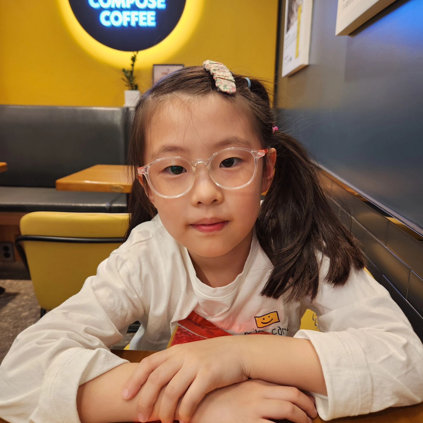 #예라미

잘지내구있숨다~
시력이 나빠져 안경도맞추고

이모삼춘들과만나
탬버린씬나게흔들고 노래도부르며 놀다
12시되니 졸려서 힘들다고 집가자하시고 ㅋㅋㅋ
노래방매력에 빠지셧구

친구들도만나놀구
엄마랑 둘이외식도하고 놀이터도가보고

학교.학원과 엄마의 잔소리빼고
다좋은 9살입니다🩷

#사춘기심히걱정