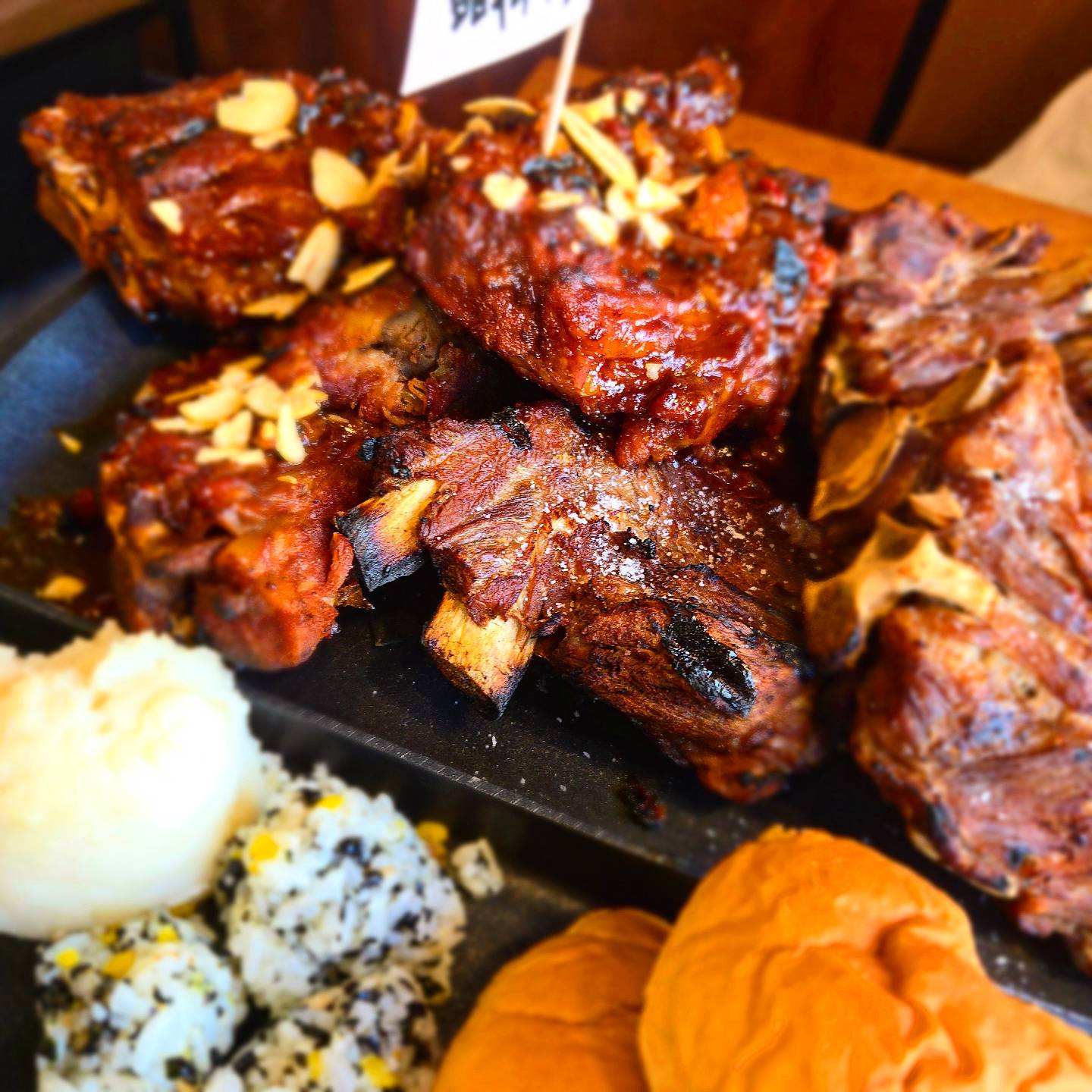 🍖
.
➡️ 동네맛집뼈구이집

새로 오픈한 음식점 🍖 

언니랑 오픈시간에 맞춰서 고고👭
소금양념 반반이랑 국수랑🍜 시켜서 냠냠

마지막 뼈먹을때는 완전 말라버려서 못먹어 아까비 🥲

.
#뼈구이#등뼈#등뼈국수#아점#동네맛집#먹#오늘뭐먹지#f