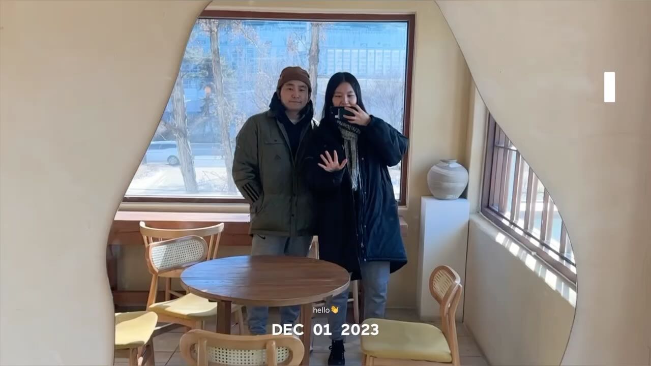 #2023년12월 키워드 4
🫂신뢰 : 단단한 마음
🛼균형 : 버티는 과정
🔗관계 : 마음의 깊이 
🔊기회 : 배움과 공감

1. 🫂
나이가 들수록 관계에 있어서 중요한 마음은 신뢰인 것 같다. 서로를 믿고 의지할 수 있는 마음, 그 마음이 켜켜이 쌓이면 마음이 화합되고 같은 방향으로 나아가는 힘이 생기는 것 같다. 비록 예전에 비해 반짝이는 빛의 강도는 덜할지라도, 단단한 마음으로 오래 반짝일 수 있도록 기쁠 때나 슬플 때나 함께 이겨내는 마음가짐으로 살아가야겠다고 다짐했다. 단단함 마음으로 오래 반짝이는 우리가 되길

2. ⚖️
나는 어떤 상황에서 가장 나다웠나 떠올려보니 내 안에 무게 중심을 잡고 균형을 잡는데 가장 애썼던 것 같다. 주간 일기를 쓰면서 한주를 돌아보며 일과 일상, 조직과 나, 하고 싶은 마음과 하기 싫음 마음, 공부와 휴식 대립되는 것들 속에서 균형을 잡으려고 애썼다.
올해 일적인 변화가 많았고 흔들림 속에 바로 서기 위한 노력 또한 시간이 지나고 나면, 그런 과정이 있기에 버틸 수 있는 원동력이 되지 않을까 싶다. 

3.🔗
인간관계에서는 기간 보다 깊이가 중요하다고 생각한다. 알아온 기간보다 그 사람과의 얼마나 깊이 있는 대화를 했는지에 따라서 만남을 지속할지 결정짓게 되는 것 같다. 이런 이야기를 나눌 수 있는 벗을 곁에 두는 게 얼마나 큰 행복감을 가져다주는지 모른다. 다양하고 깊은 주제로 이야기 나눌 수 있도록 노력해야겠다.

4.🔊
요즘 의사결정에 대한 결정권이 데이터가 아닌 누군가의 감에 결정되는 부분이 힘들고 어렵다는 말에 새로 온 멤버가 해주신 이 말이 공감이 갔다. PM 스터디 하면서 또 새로운 기회를 만나게 될까 약간의 기대감을 가지고 새로운 일과 커리어를 만나는 데 적극적으로 해봐야겠다.

👉 블로그 주간기록에서 일상을 볼 수 있어요! 
#2023recap #2024hello
#하루1초 #꾸작가 #마케터 #블로거 #기획자