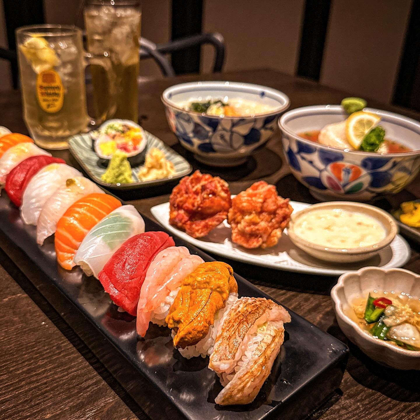 #광고 360년 12대 이어온 맛집💗
프라이빗룸에서 스시플래터 어때?❣️

✨진가와✨
( jinkawa_kr )

새롭게 출시해서 핫한 신메뉴
스시플래터를 주문했거든요❤️‍🔥

스시12p, 후토마끼, 가라아게,
미니면까지 대표메뉴로 구성되어
야무지게 즐길 수 있더라구요🍱

사르르 휘감아치는 듯한 스시🍣
가득하게 채워 말아낸 후토마끼🌯
큼직해서 육즙 가득한 가라아게🍗

항공직송 받아 요리한 진가와의
근본인 면까지 우동, 소면으로
즐길수 있으니까 좋았거든요🍜

다채로운 구성의 플래터에다
빠질 수 없는 하이볼 곁들이니까
완벽하게 만족스럽더라구요🍹

스시플래터는 저녁과 주말에만
주문할 수 있어서 더 특별해요⭐️

뿐만 아니라 예약하고 방문하면
룸에서 프라이빗하게 즐기니까
편안하게 식사할 수 있었어요❤️

by #FREEMEEOM 

-

#진가와 #진가와광화문점 #광화문맛집추천 #광화문맛집 #경복궁맛집 #경복궁맛집추천 #광화문데이트 #경복궁데이트 #종로구맛집 #종로구맛집추천 #광화문룸식당 #광화문스시맛집 #광화문스시맛집추천 #광화문초밥맛집추천 #맛스타그램#먹스타그램#먹방스타그램#먹팔#먹스타맞팔#좋아요#좋반#먹반#팔로우#인스타푸드#온더테이블#푸드스타그램#맛집스타그램#맛집추천