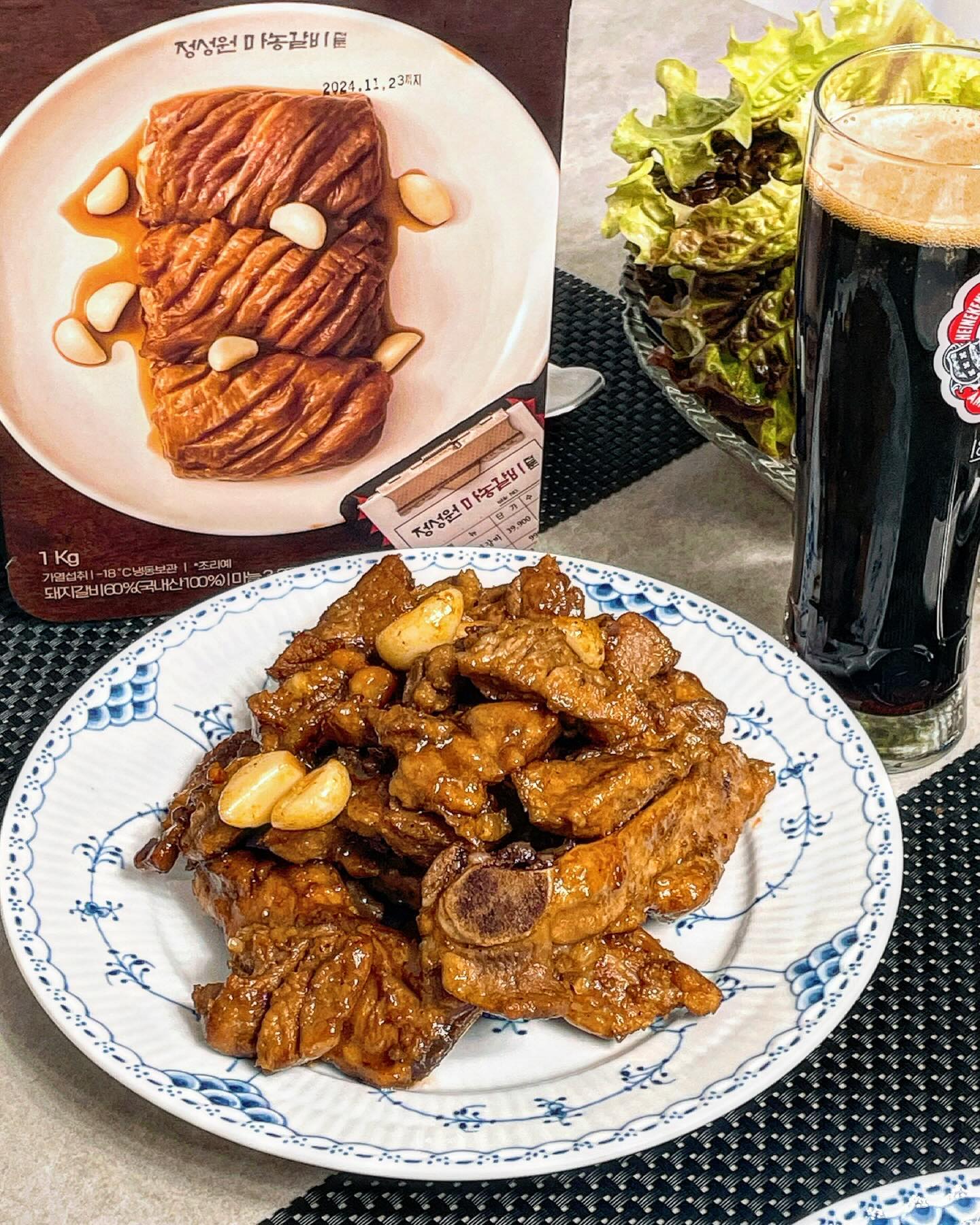 #정성원 #마농갈비
당신의 소울푸드는 돼지갈비가 맞습니까,,,?🍗🍗
.
.
단짠단짠 식감좋은 육즙팡팡 돼지갈비에
슈퍼푸드 통마늘까지 더해져서 대박 맛있댜👏🏻👏🏻👏🏻
.
소고기보다 비싼 1등급 한돈만 사용해서
잡내없고 부드럽고 촉촉한 육질이 대박🍗🍗
양념도 짜지않아서 그냥 먹어도 맛있고
쌈싸먹으니 크아♥️♥️♥️♥️
.
.
해동해서 팬에만 구웠는데 어쩜 갈비전문점 맛이랑 똑같은지😆
여기만의 비법이 있는게 확실해😁😁😁
24시간 피를 빼서 48시간 숙성했으니 정성도 가득한거 맞죠?😁
.
.
온가족 다 조아할 돼지갈비
함께모여 더더더더 맛있게드세요🐷🐷🐷🐷
.
.
.
🥢구매도움🥢 jungsungwon_official 프로필 링크에서 구매 가능👏🏻👏🏻👏🏻
.
.
#맛쟁이_집밥 #정성원마농갈비 #돼지갈비 #양념돼지갈비 #통마늘돼지갈비 #돼지갈비맛집 #돼지갈비구이 #돼지갈비맛집추천 #돼지갈비택배 #갈비맛집 #갈비택배 #신혼집밥 #오늘뭐먹지 #신혼밥상 #신혼부부밥상 #명절선물 #갈비선물 #갈비선물세트