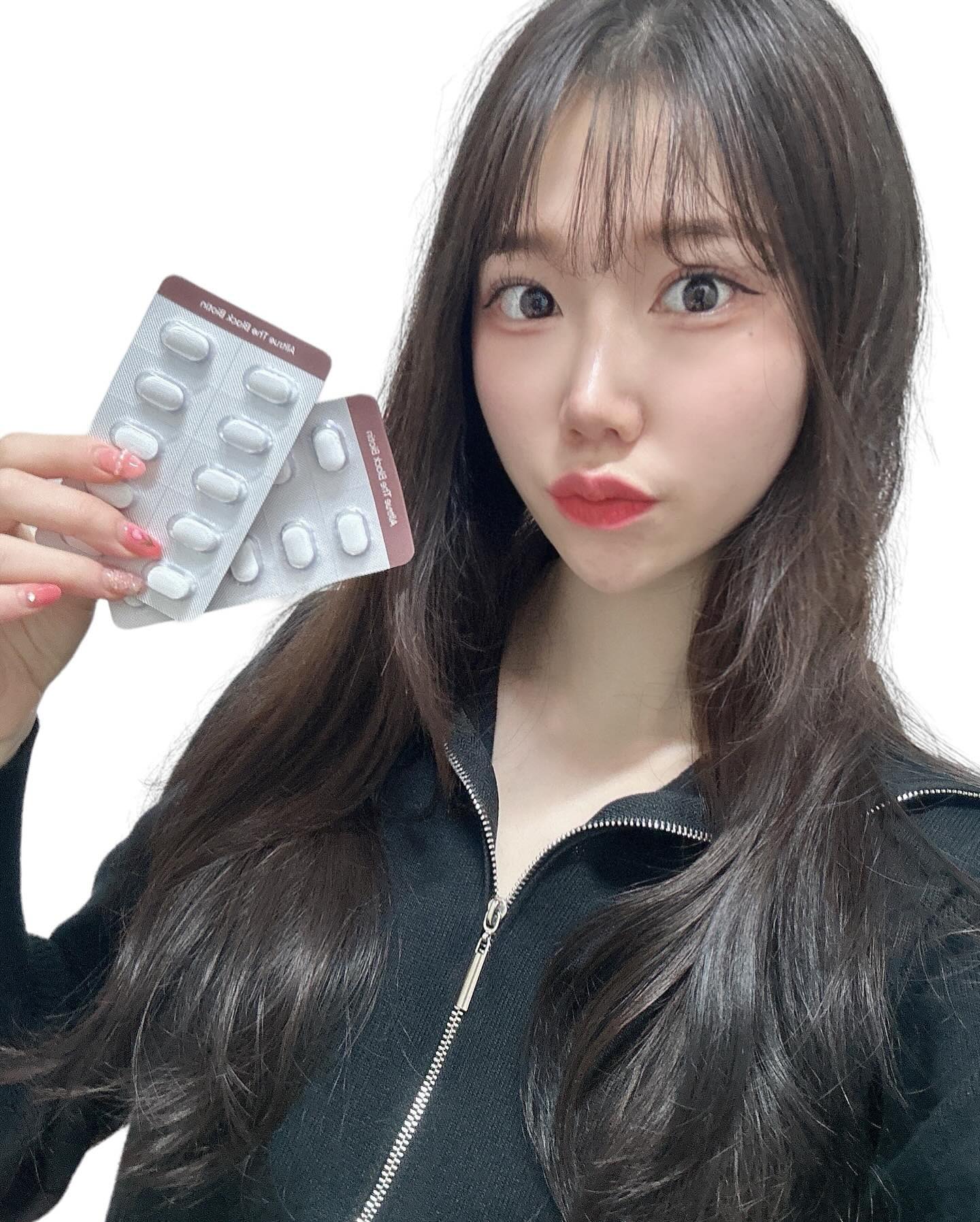 #협찬 alltrue.official

더블랙 비오틴🖤

요즘 위염에 스트레스에.. 힘들었는데
머리카락이 한움쿰씩 빠지는 거 보고
너무 속상하더라구요ㅠ

이번에 올트루에서 더블랙 비오틴을 받아서
꾸준히 먹고 있는데
확실히 먹을 때와 안 먹을 때 차이가
느껴져요!
모발에 좋은 맥주효모, 흑미, 검은콩, 검은깨, 
어성초추출분말 등 
5가지 부원료가 함유되어 있어서
머리 감을 때 머리카락이 많이 
안빠지는 거에 놀랐자나요~~~!!!!

그리구 비오틴 함량은 3000µg 함유되어 있구
수용성 비타민인 비오틴은 섭취시 몸에 
필요한 만큼 만 적정량 쓰이고 나머지는 
체외로 배출이 되기 때문에 충분한 양의 
비오틴의 섭취가 필요하다고 해요!

특히 믿을만한 프랑스 DSM사의 원료를
사용했구 9종의 비타민과 미네랄 함유
되어있다구 하니 여러분들도 비오틴
꼭꼭 챙겨드세여ㅎㅎ🖤🖤

.

.

.

.

.

.

#올트루 #비오틴 #영양제 #더블랙비오틴 #올트루비오틴 #모발 #탈모 #비타민 #미네랄