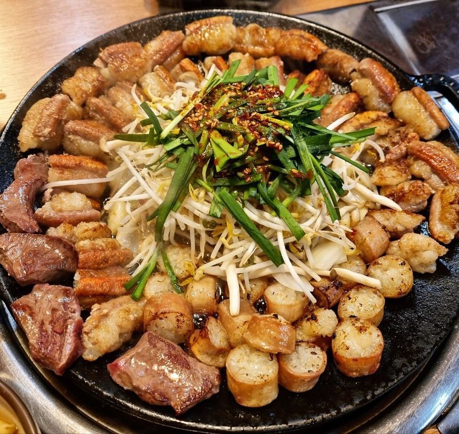 #광고 곱 가득한 곱창이랑 대창 먹을 사람~

잡내 하나도 안 나고
완전히 꼬소해서 미쳐버린 맛임..

살면서 먹은 곱창 중에 제일 맛있는 집 ㅇㅈ
대창도 통실통실하니 미쳤고,,

곱창 전골은 걸쭉하고 국물 진해서
완전히 소주 안주!!

1차로 곱창이랑 대창 뿌시고
2차로 곱창전골 시켜서 소주 2384병 뿌실 수 있는 집!!

진해에서 곱창 제일 맛있는 집이니까
바로 달려가자구~!!!

📌 #꽃춘삼정육식당 경남 창원시 진해구 진해대로864번길 7 1층 본곱
⏰ 매일 17:00~23:00
⏰ 라스트오더 22:00
⏰ 매주 일요일 정기휴무

#진해맛집 #진해곱창맛집 #곱창맛집 #대창맛집
#창원맛집 #창원곱창맛집 #곱창전골맛집 
#좋아요 #맞팔환영 #좋반 #좋아요반사 
#맛집 #술집 #먹스타그램맞팔
#먹스타 #먹팔환영 #먹팔 #맞팔
#like #follow #l4l #foodie #fff 
#foodgram #food #followbac k