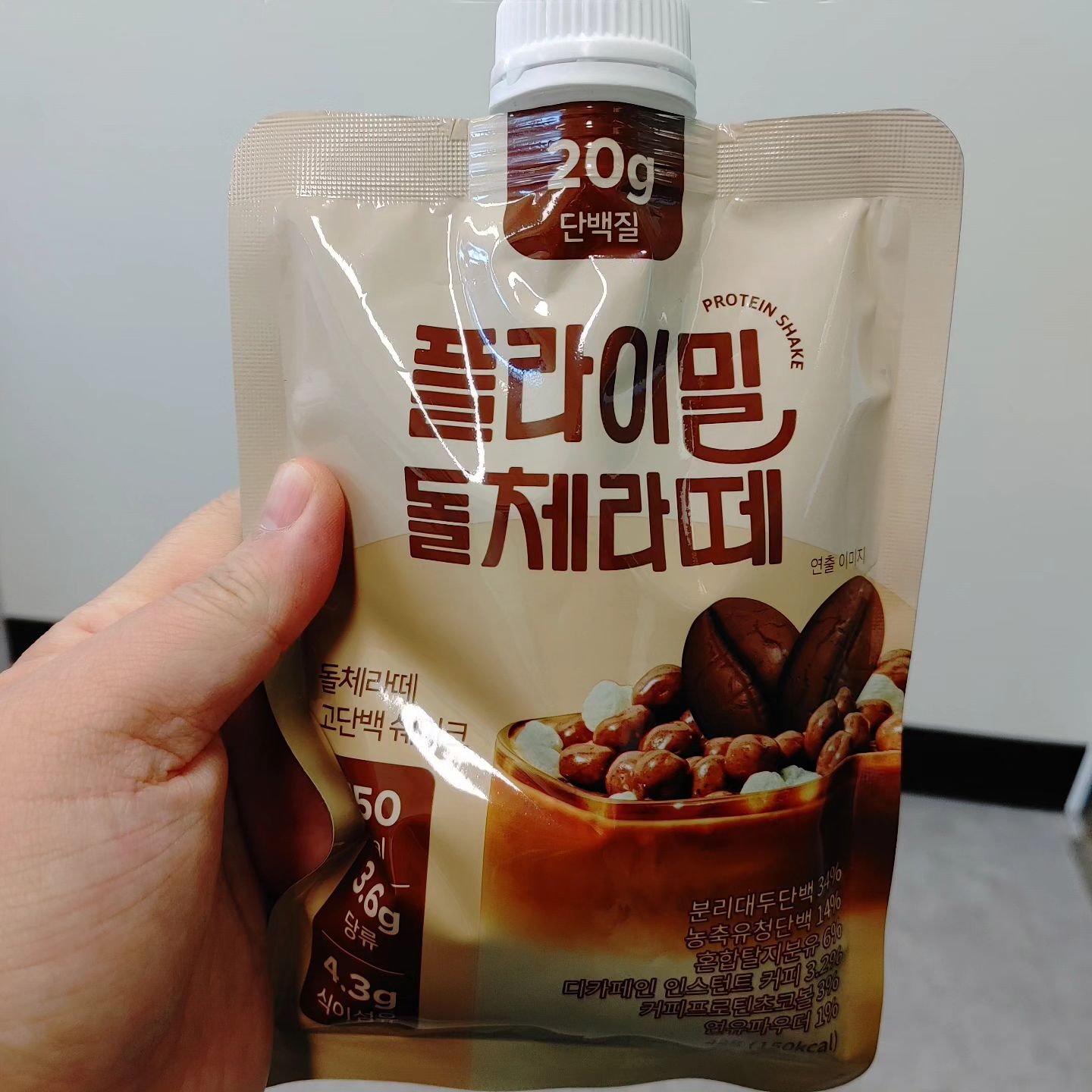 #협찬
#플라이밀
#물만넣는쉐이크
#플라이밀돌체라떼
#단백질20g
#콜롬비아산커피와연유
#저당디카페인
#아침커피대용
#식사대용
#파우치형쉐이크

플라이밀돌체라떼로 물만넣어서 식사대용으로 냠냡
저당에 디카페인이라서 부담없이 즐길수있어요
콜롬비아산커피와 연유의 만남으로 맛있게 먹을수있고 파인애플추출분말과 복합식이섬유 그리고 유당분해효소까지 있어서 먹고난 후 끝까지 맛있게 먹을수있어요 ㅎ