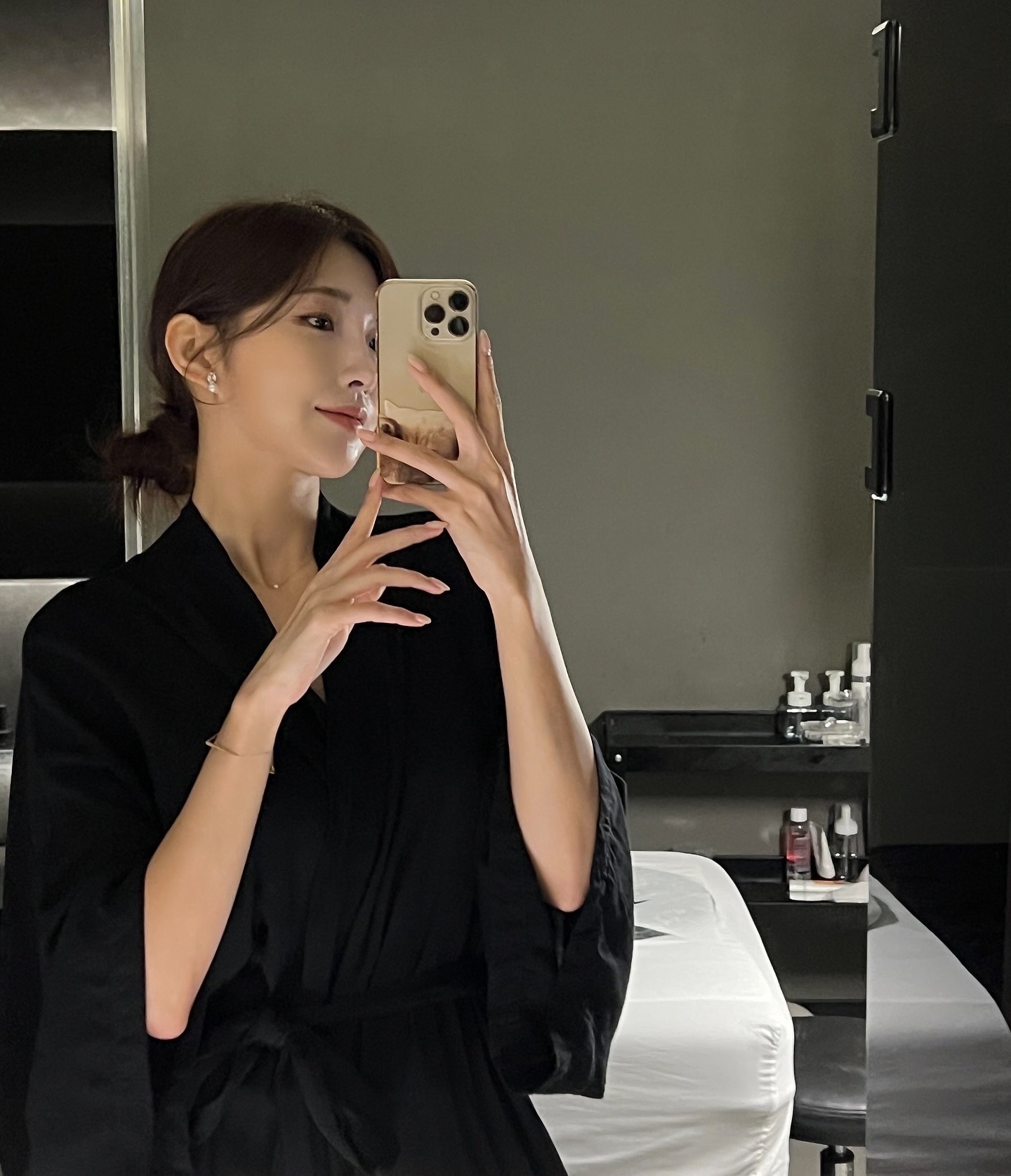 미세 전류로 관리를 받을 수 있는 프라이빗한 우주공 간에 다녀왔어요
디프네는 하이엔드 프라이빗 스파로 미세 전류로 얼굴, 바디를 관 리하는 곳인데요. 우주공간같이 되어있는 입구부터 너무 예쁘고 신 비로웠던 곳인데 다 의미가 있더라구요!!
’프라이빗 한 회복‘을 선물하는 공간이예요.
인포데스크가 없어요. 또한 컨시어지(안내자)도 존재하지 않아요.
거대한 키오스크가 응대를하고 QR코드로입장하는 시스템이랍니
다
세계적으로 가장 힙한 아름다움을 제시하는 공간을 만들고자 한다 고해요
테라피스트를 ’버디‘라고 부르는데요 저의 버디님은 ESul (이슬)
님
디테일한 섬세함에 감동받고 테라피 받는동안의 체형&통증상담!
줄어든 내 체지방 늘어난 내 근육량 , 기초대사량 거짓말 하지않는 인바디결과를 보고 놀랐어요,, 일주일에 한두번씩 꼭 받고싶은 테라피 시
#강남피부관리 #청담다이어트 #청담체형관리 #청담에너지테라 피 #체형관리 #슬리밍 #청담마사지
#MRT #미세전류 #handtherapith #다이어트 #연예인다이어트 #디프네 #deepene #리츄얼스파 #디프네퍼펙션 #힙플레이스 #무인시스템 #우주공간 #버디이슬
deepene deepene_esul