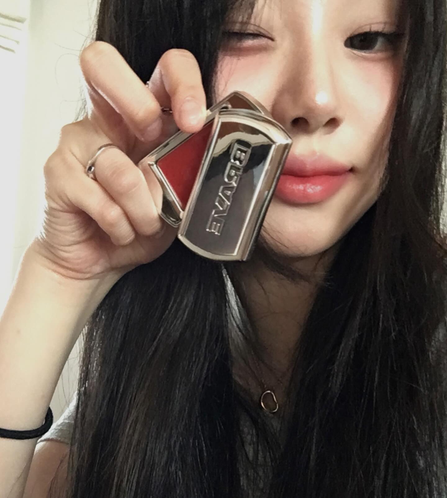 #협찬 
braye.official 

BRAYE LIPSLEEK / 브레이 립슬릭
10 COLOR

브랜드 BRAYE 는 COOL WOMEN NEVER DIE 의 슬로건을 갖고있고, 무심한듯 감각적인 아름다움을 표현하는 일명 “러프뷰티” 문화를 제안하는 메이크업 브랜드입니다♥️

브레이가 제안하는 러프뷰티 문화는 [과하게 공들이지 않고도 멋지게 아름다움을 표현]하는 방식이라 기존 메이크업 문화에서 더 힘을 빼고 부담없이 즐길 수 있을 것 같단 느낌이 들고 앞으로 출시 될 제품들이 기대가 돼요♥️

BRAYE LIPSLEEK / 브레이 립슬릭 제품의 특징♥️
 ♥️ 립&치크 멀티 유즈 가능 
 - 립과 치크 모두에 사용할 수 있어 간편한 메이크업이 가능했고,
 BRAYE LIPSLEEK 에는 PEG성분이 없어 립&치크 모두 
  안심하고 사용할 수 있었습니다!

 ♥️ 부드럽게 슬라이딩 되는 Semi-wet 제형
 - Semi-wet 제형으로 립 메이크업은 오버립에 쉬웠고,
 치크 메이크업은 요즘 유행하는 속광블러셔를 
  표현할 수 있었습니다 !

 ♥️ 연출이 쉬운 10가지의 컬러감
 - 립&치크 타입의 제품 특성에도 불구하고 뛰어난 발색력과 
  10가지나 되는 색상이 있었습니다 (qu_xwon 사용 : 1번)

♥️BRAYE LIPSLEEK 팝업행사♥️
위에서 소개한 제품들을 만나볼 수 있는 브랜드 BRAYE의 6월 팝업행사를 한다고 해요! 방문해서 체험해 볼 수 있는 좋은 기회 !
 1) 장소 : 서울시 성동구 연무장길 33 Platz 1층
 2) 기간 : 24.06.10(월) ~ 24.06.23(일)
 3) 운영 시간 : AM 11:00~PM 19:00(LAST TIME PM 
  18:30)
 4) 방문 혜택 및 이벤트
  ㄴ 인스타 팔로우 이벤트 : 
  스트링 미니 백팩 + 스파클링 음료 무료 선물 (100% 제공)
 ㄴ 인스타 스토리 이벤트 : 브랜드 프레이즈가 담긴 
  키링 무료 선물 (100% 제공)
 
  이와 더불어 구매 혜택 이벤트도 있으니 braye.official 에서 
  확인해 혜택을 누려보세요♥️

#협찬 #브레이 #립슬릭 #립앤치크 #립앤치크밤 #립밤 #추천 #메이크업 #셀카 #셀피 #좋아요