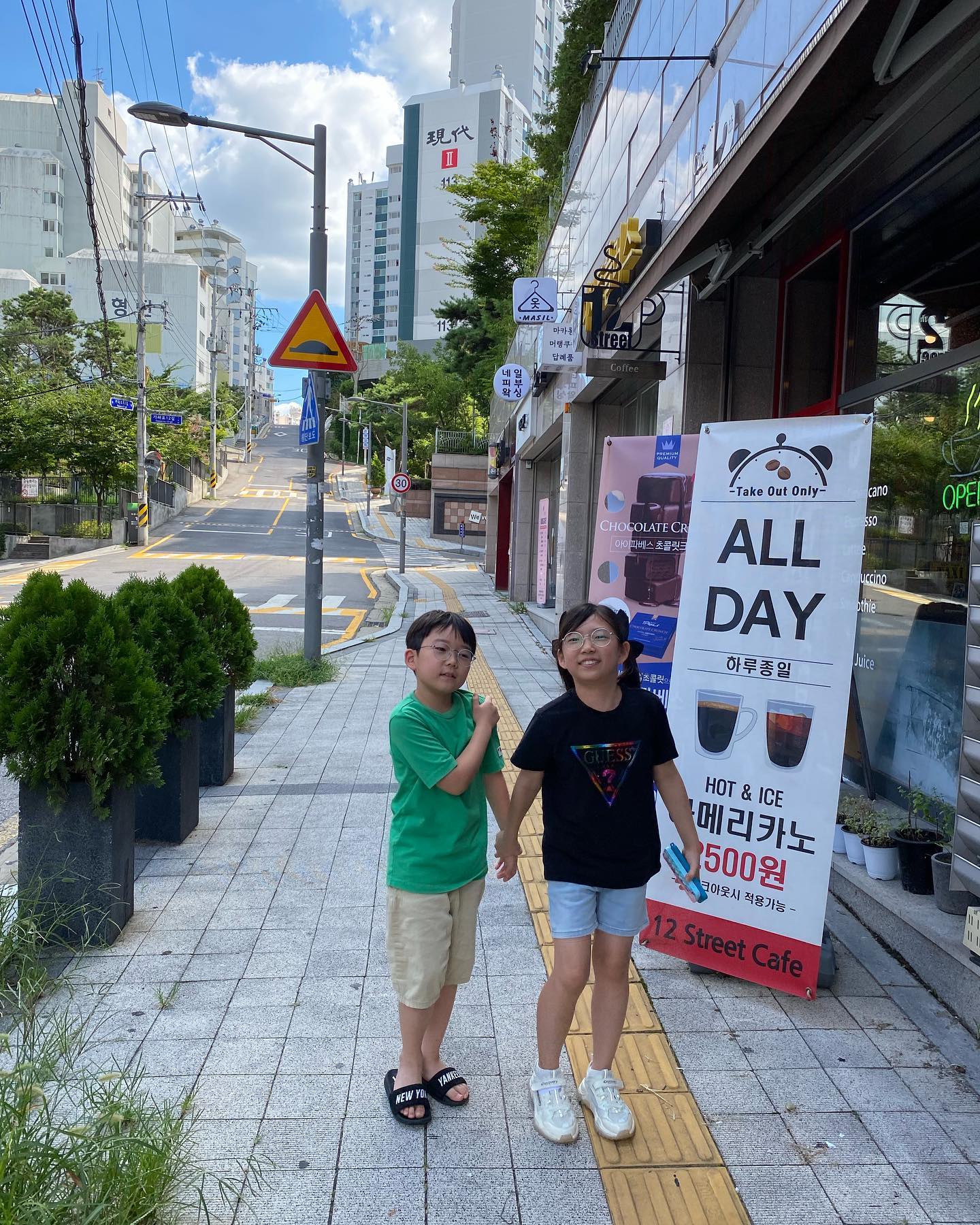 손잡고 내려와 !! 난 저 언덕을 올라 가고 싶지 않아 ㅎㅎㅎㅎㅎㅎㅎㅎㅎ
#남매맘#메가커피