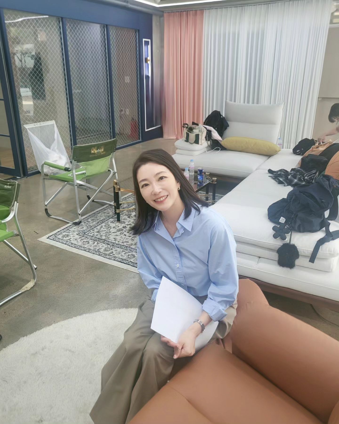 뉴스틀에서 벗어난 광고 촬영장은 흥미진진 그 자체💙 
.
앵커나 mc 역할로 광고찍는게 9할인데요!
이렇게 "보통 여자 사람"으로 카메라앞에선다는건 명찰떼고 속눈썹떼고  오롯이 나를 보여주는 느낌입니다. 고상한분한테 코믹을 시킨다며 미안하다 하셨지만 정말 너무 재밌었어요! 💛 감독님의 과감한 디렉팅에 스펙트럼을 넓히는것만같아  그저 감사하구 신났던 현장!! 💕💕
벌써 편집본이 기대됩니다🧡🧡
. 
#광고찍었어염 
#염지혜아나운서
#광고캐스팅
#일스타그램 ☻️