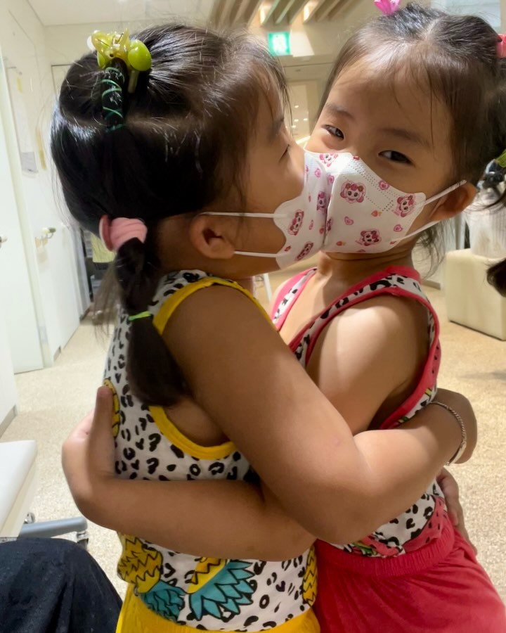 수박이랑 파인애플이 사랑에 빠졌어요❤️

너희 둘이 왜 그러니? 아이고…ㅋㅋㅋ정말 미춰버려
오늘은 수아지아 영유아검진이 있어서, 아침부터 후다닥
재민이 먼저 준비하고 등원차량타러 가며, 홀로 등원샷📸

영유아 검진하며 한명씩 엄마랑 들어가고,
각자 밖에서 혼자 잘 기다려주는 수아지아💕
그리고 설명들어야하는데…둘이 나가겠다며ㅋㅋㅋ
나가서 둘이 기다리다 쉬마렵다고 화장실도 다녀오고…
언제 이렇게 컸나 정말로!!!❣️

우리 수아지아 다 너무 잘크고 있고, 다 상위!!! 최고최고
그런데…우리 수아지아 키는 0.5센치 차이인데 몸무게는 4키로…
지아는 간식 줄여야한다는데😭 간식 안먹는데…(너무 억울)
과일을 줄여야겠다…흐어엉

검진 간 김에 예방접종도 뚝딱 두방씩 맞고
(주사 두방 맞는데 둘다 눈물찔끔도 안하고👍 간호사 이모 놀람)
씩씩하게 나와서는 “주사가 너무 뾰족했어, 아팠어”하는 멋쟁이들

후다닥 한다고 했는데, 접종 맞느라 시간이 흐르고
점심 먹고 유치원 등원해야하는데 시간은 촉박하고…
결국 후다닥 바로 먹을 수 있는 회전초밥 출동!!!💖

와우 그런데 우리 수아지아 진짜 최고다!!!
이젠 생새우초밥까지 냠냠 둘이서 15접시…정말이니???👀
ㅋㅋㅋ진짜 야무지게 잘먹고 등원하며, 
엄마랑 더 놀겠다고 울었지만, 오후에 상담일정이 있어서…등원!!!
그래서 대신 오늘 하원하러 가기로 약속을 했다지🤣

일정마치고 후다닥 하원갔다가, 
할미한테서 받는 팥죽으로 저녁먹는데, 팥죽 안먹는다고
먹어야 귀신안온댔더니 “안와” 외치며 먹는 신재민 넌 진짜…💝

씻고 자기전 고요한 저녁시간에 울린 울음폭탄
가위질하다 재민이가 수아에게 장난치며 손을 가위질😭
그런 재민이 훈육하는 과정에서 아빠가 좀 무서웠는지
재민이 울고 불고, 잠시 안정을 찾은 후 훈육은 잘 끝났는데…
아빠가 혼나는 이런 아이러니한 상황🤦‍♀️
훈육하며 아빠가 재민이 엉덩이를 때치해서 혼나고,
밤에 시끄럽게 훈육해서 혼나고(아랫집 윗집에 사과하래..)
진짜 우리집 아지매들 아무더 못말려요ㅋㅋㅋ

후 오늘 하루 길고 길었다!!!
요즘 더위에 업무에 담걸린 어깨까지 난리부르스 아빠와
애들 자기전까지 파라슈트로 신나게 최선을 다하고,
애셋 잠든 이시간 진짜 이제 하루 마무리 해본다☺️
아빠도 엄마도 화이팅 해보자!!! 아자아자!!!

#수박이랑파인애플이랑 #사랑에빠졌어요 #홀로등원 #등원샷 #영유아검진 #너무많이컸다 #사랑해 #예방접종 #즈노스시창원용호점 #팥죽할멈 #파라슈트놀이 #아빠엄마 #아자아자 #쥐띠아기 #쌍둥이맘 #딸둥이 #이란성 #생후1467일 #호랑이띠맘 #생후876일