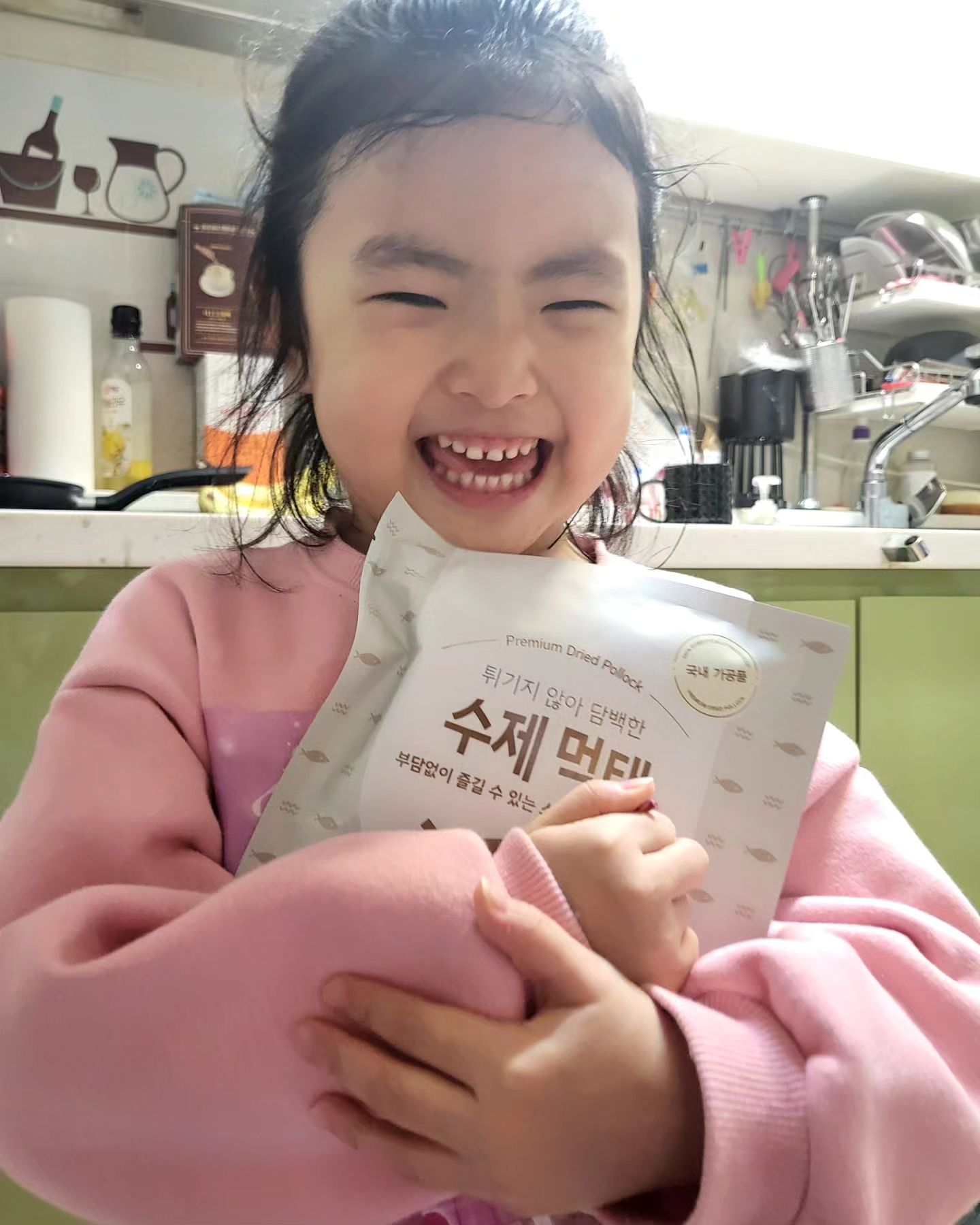 아이들도 간식으로 ok인 
수제 먹태 공구 중이에요~ 
아이들은 청양마요 소스 없이 먹기도하고
저희 애들은 마요네즈 살짝 콕! 찍어먹게 주면 좋아해요🩷
공구 내일 마지막 날이에요.
방학 앞두고 간식 창고 챙겨놔요😁

💙눅눅해지지않는 깔끔한 포장
💙술안주, 캠핑간식, 아이들 간식
💙튀기지않고 열풍 로스팅으로 비리지 않는 맛
💙특수공정으로 말린 바삭한 황태

🐟수제먹태
1Set (5봉) 1만원대 / 2Set (10봉) 3만원대/ 3Set (15봉) 5만원대

🚚오전 11시 이전 구매시 당일발송 드려요.
구매는 프로필 링크 클릭하세요🥰