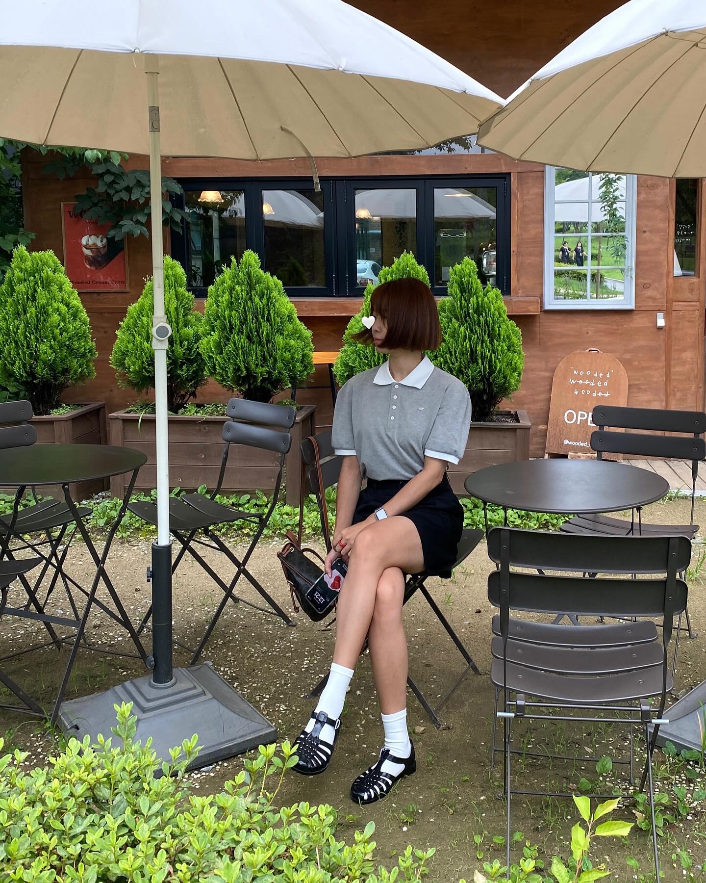 기분 좋아지는 예쁜 옷 입구🩶 화이트 배색 뽀인트덕에 러블리하면서도 편안한 느낌까지🩶 어떤 컬러랑 매치해도 잘어울려서 올여름 완전 교복템 !