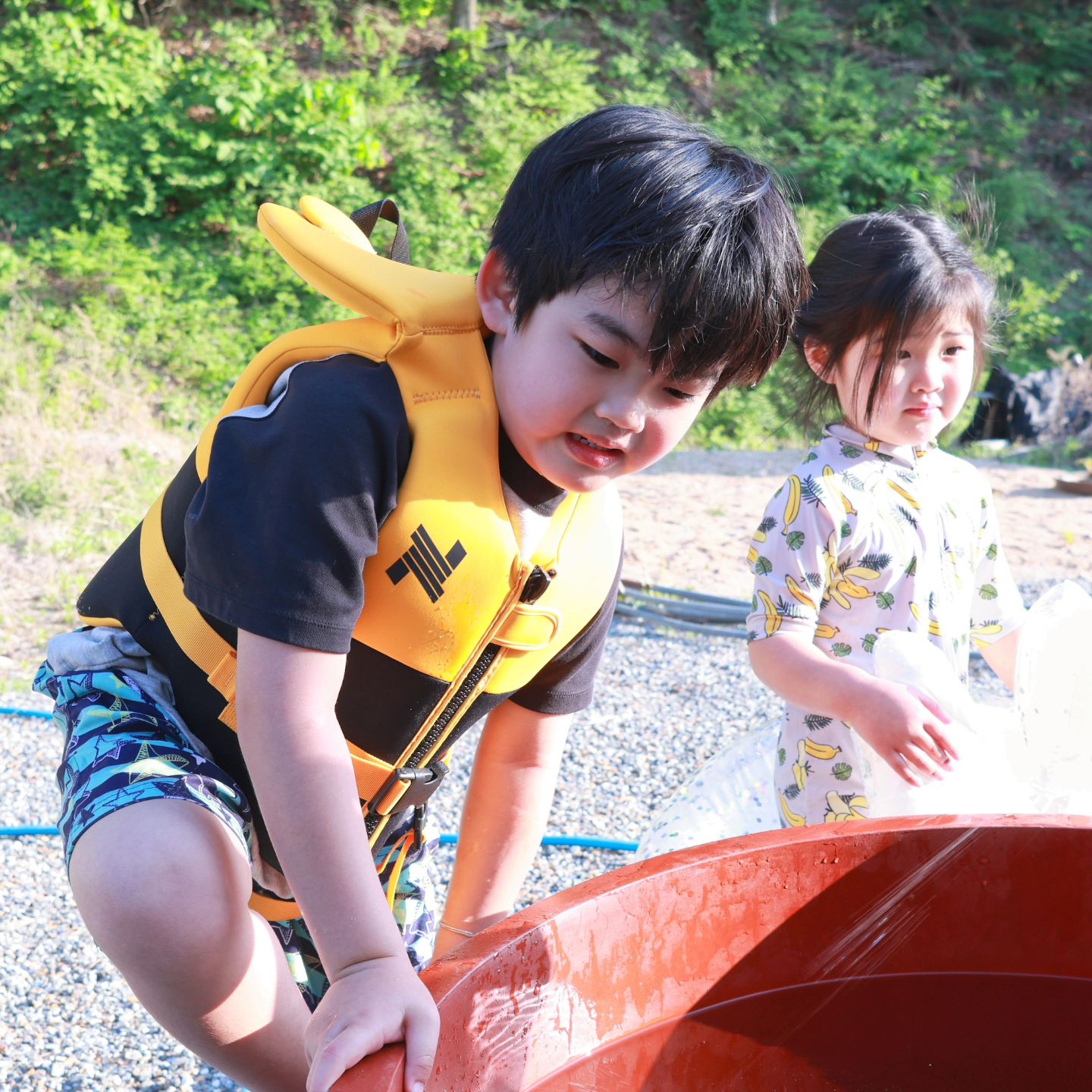 #협찬

갑자기 더워진 날씨에 왠지 물놀이 시작을 
빨리 할 것 같아서 챙겨온! #라이언구명조끼 
랍니다. 울아들이 부쩍커서 새롭게 가져왔는데요 
요거 25KG까지 가능해서 올해 사용하고 
동생한테 물려줘야할 것 같아요! 
개인적으로 엄마가 라이언을 좋아해! 엄마취향! 🤗

시골집에서 물놀이강행을 해보려고 준비했지만
지하수라 너무 차가워~ ㅋㅋ 파워P인 엄마지만 
미리 준비한게 되었네요 ㅎㅎ

낫소스포츠는 스포츠용품을 제작 한매한다고 했는데요 
낫소x카카오프렌즈 콜라보는 보고 지나칠 수 없이
귀엽네요! ㅋㅋ 라이언말고도 춘식이도 있어요! 
그리고 낫소스포츠는 안전한 용품들이 수두룩하더라고요!

잠수복에 쓰이는 네오프렌 원단으로 두꺼우면서도
가볍고 튼튼해서 물놀이할 때 너무 좋죠! 
복원력도 탄탄하고 구김없어 이쁘게 입힐 수도 있어요! 

귀여운 카카오제품들 여기서 구경
https://www.instagram.com/nassausports.official/

체중 15kg~25kg 이하로 2살~6살아이들 사용가능해요! 
가슴둘레 60cm ,허리둘레 88cm

#춘식이구명조끼 #네오프렌즈구명조끼 #카카오구명조끼 #부력복 #아동구명조끼 #유아구명조끼 #키즈구명조끼 #귀여운구명조끼 #구명조끼추천 #예쁜구명조끼 #춘식이 #라이언