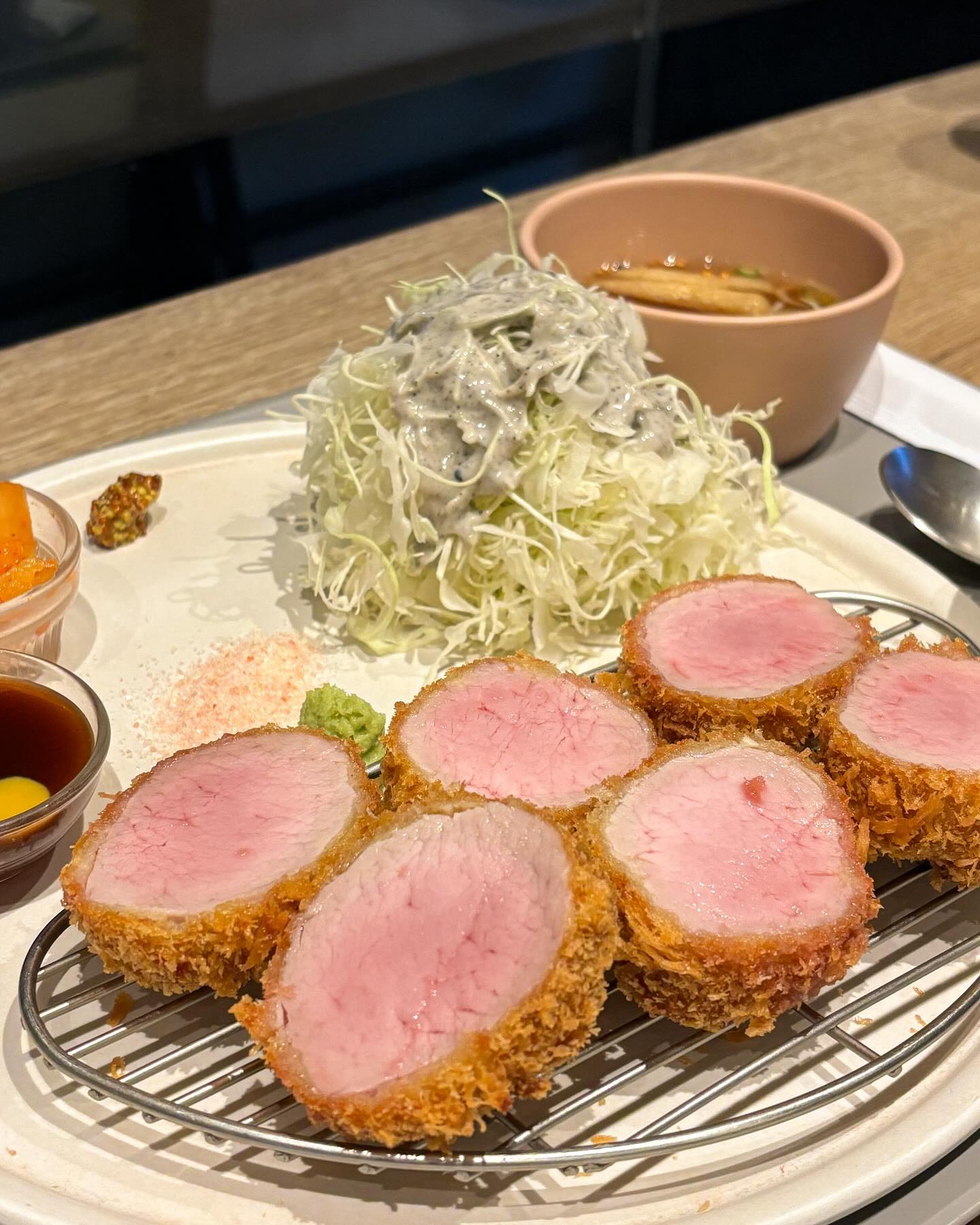 #협찬 [한성대입구_시올돈]

사장님도 맛도 친절한 가게🩶
먹어본 모든 메뉴가 맛있지만 최애는 특등심!!

평일에 다녀왔는데도 가게 안이 모두 꽉 찰 정도로 인기있는 찐 맛집입니다
브레이크 타임 끝나자마자 가서 다행히 웨이팅은 하지 않았어요!

🎈 서울 성북구 성북로5길 20 1층
🕰️ 매일 11:30-20:30 (브레이크 15:00-17:30)
💵 안심 ₩13,000 특등심 ₩14,000 치즈김치카츠나베 ₩14,000

#시올돈성북점 #한성대입구역맛집 #한성대입구맛집 #한성대맛집 #한성대돈까스 #성북동맛집 #성북동돈까스 #성북동밥집 #성북동점심 #한성대점심