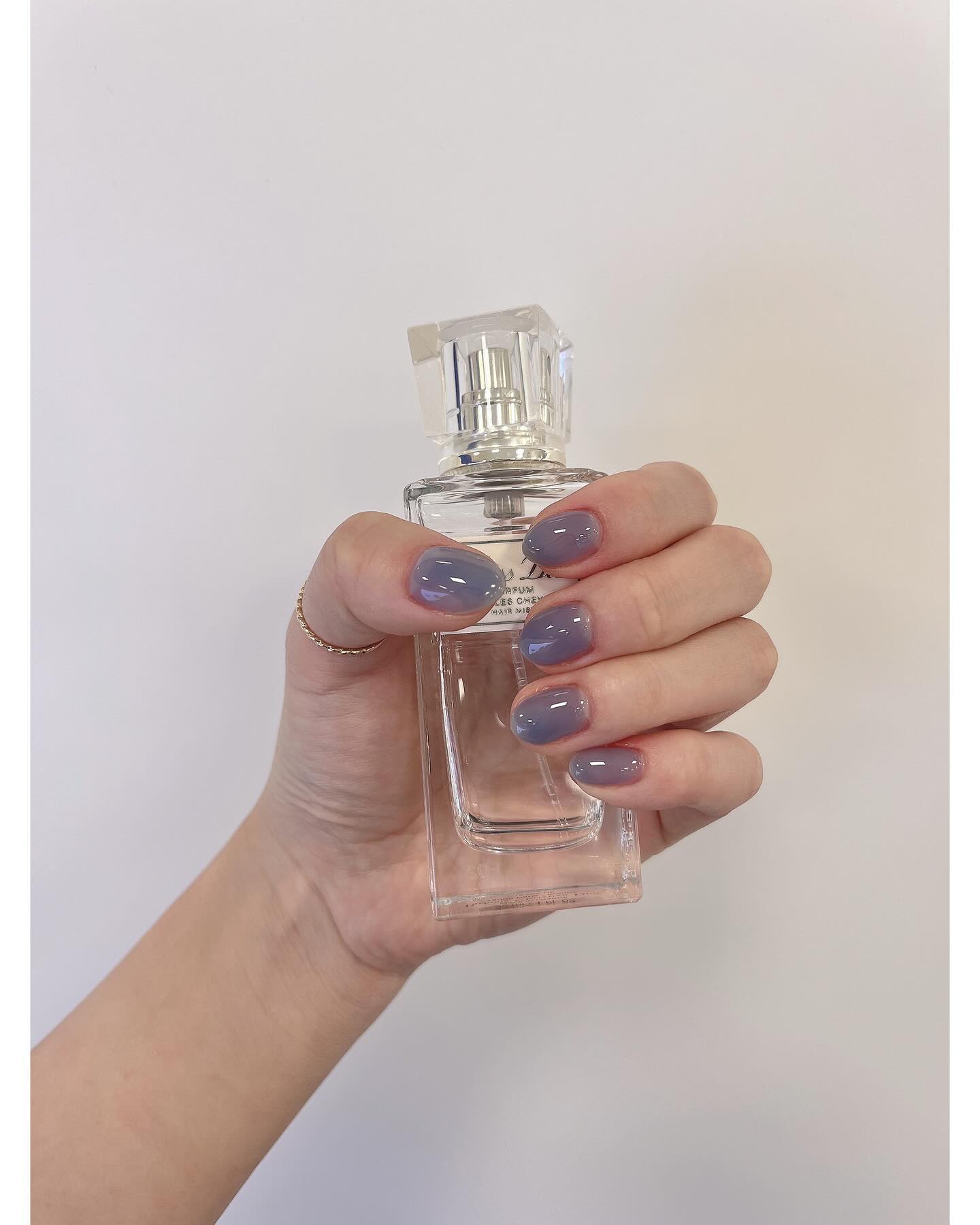 #협찬 _nail.nouvelle_ 

풀려가는 날씨에 엉망인 손톱에 생기를 주고싶어서  네일숍을 찾던 중 대전 월평동에 위치한 ‘누벨르네일’에  방문했습니다🌝

케어받은지 오래되서 엉망인 저의 손톱을 금손 원장님이 
뚝딱뚝딱 새로 태어나게 해주셨어요! 네일 색상두 결정을
잘 못하는 저를 위해서 같이 여러 색상을 대조해서 골라주셔서 넘 스윗..🩷 
제 피부톤과 계절감등을 고려해서 골라주셨답니다🫶🏻

한쪽 손톱은 방문 며칠전 부러져서 연장을 하게 됬는데 원장님 손이 어찌나 빠르고 야무지신지 연장을 추가 했는데도 시술시간도 빠르고 튼튼하게 해주셔서 너무 놀라구 만족했답니다!!😎

💙더워지는 날씨에 기분전환하러 ‘누벨르네일’로 가세요💙

✔️ 대전 서구 월평서로 7 (월평동) 102호
✔️매주 화요일 정기휴무
✔️ 100% 예약제