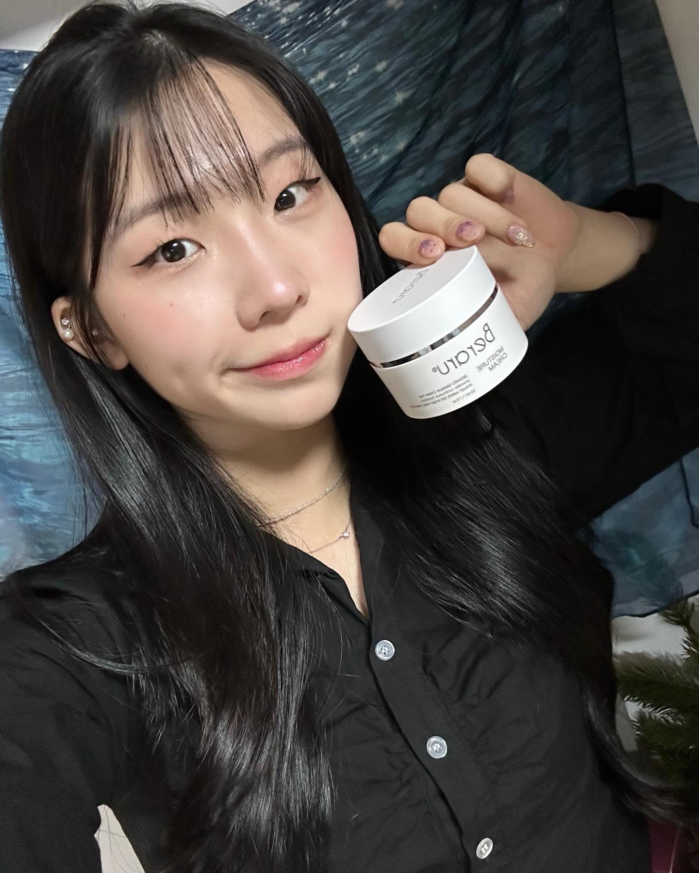 #협찬#베라루#피부장벽강화#민감성피부#베라루보습크림

 평소에 피부가 많이 건조해서 겨울에 무슨 크림을 써야하나 고민하던 중에 베라루 보습크림을 쓰게 되었습니다 ! 피부과 시술, 갑작스런 온도변화 등 외부 자극 때문에 피부가 얇아지는 것이 피부가 민감해지는 근본적인 원인인데 베라루 크림은 자극 받은 피부에 듬뿍 올려 사용하면 피부 온도는 낮춰주며 빠르게 진정시켜줍니다 ! 

요즘 같이 추운 날씨 민감해진 피부에 베라루 모이스쳐 크림이 제격입니다:D