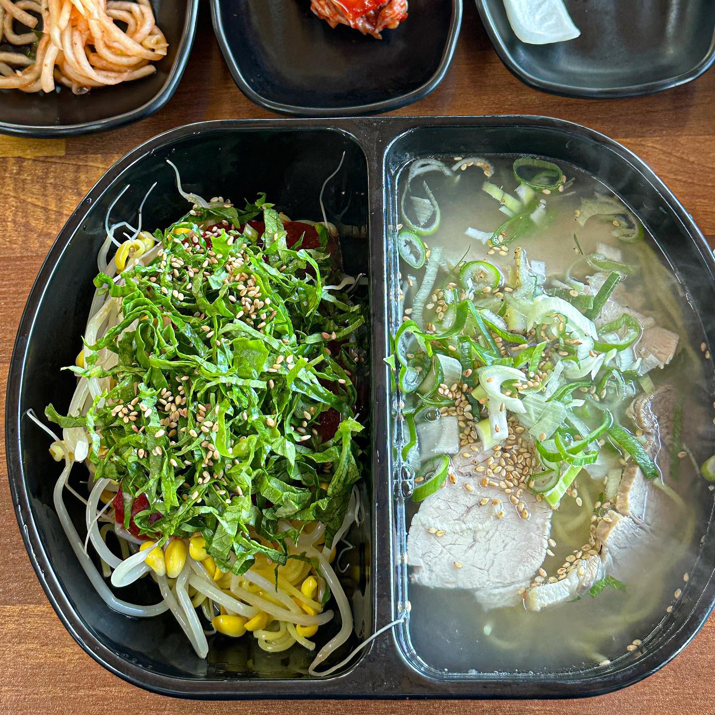 반반국수가 있는 제주 #솔동산고기국수 🍲
솔동산은 방문자•블로그 리뷰가
이미 1,000개 이상 넘은 올레시장 맛집이야.

고기국수, 비빔국수 뭐먹을까 걱정할 필요가 없어 😙
바로 반반메뉴 시키면 되니깐~

원래 무조건 비빔국수파인데
여기 고기 국수 먹고나니 국물파가 되어버렸어..
진한 국수 국물이 참 일품이야 🕺🏻

비빔국수는 국수 면이라 얇은데
신기하게도 쫄면처럼 엄청 탱글하고 쫄깃해!
사진에 담긴 것처럼 양념도 아주 잘 배여있지 🤤
개인적으로 좀 더 매콤했으면 더 좋았을 것 같아.

아무튼 고기 양도 많은데 10,000원이면 가성비굿.
#서귀포맛집 #올레시장맛집 으로 추천할게

📌 솔동산고기국수 ( jeju_noodle_no1 )

💳 
- 고기 비빔 반반국수 10,000