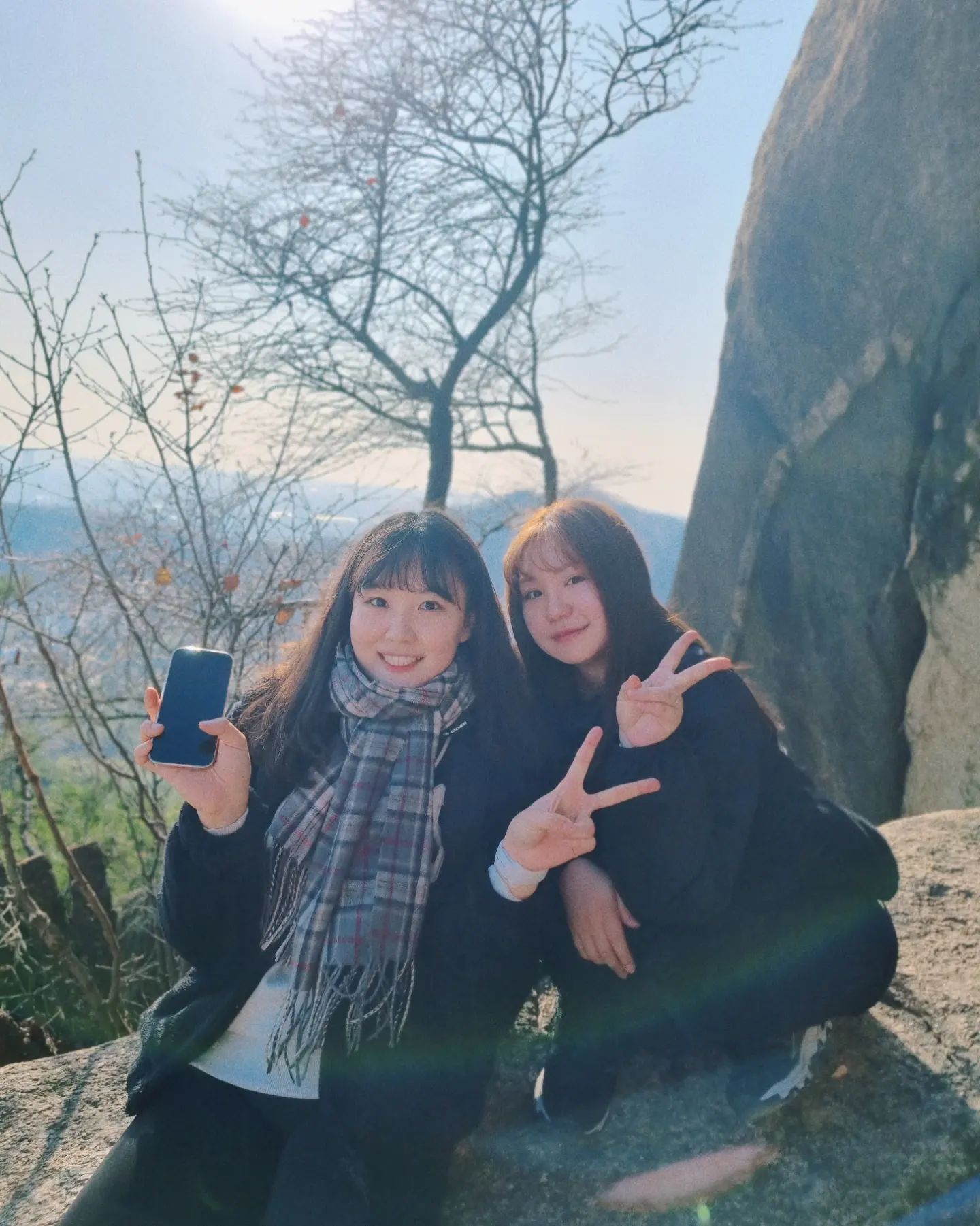 #코둘원정대 2런인연2조 여자들끼리 #인왕산
오랜만에 봐서 더 반갑고 즐거웠던 시간😄
사진도 잔뜩 남김!!!
.
파워 즉흥적으로 돈의문에서 체험 드가려 했으나
매진으로 감귤설기 못 만들어서 아쉬오ㅠㅋㅋㅋ
.
다음 회동을 기약하며♡ 또 봐요잉