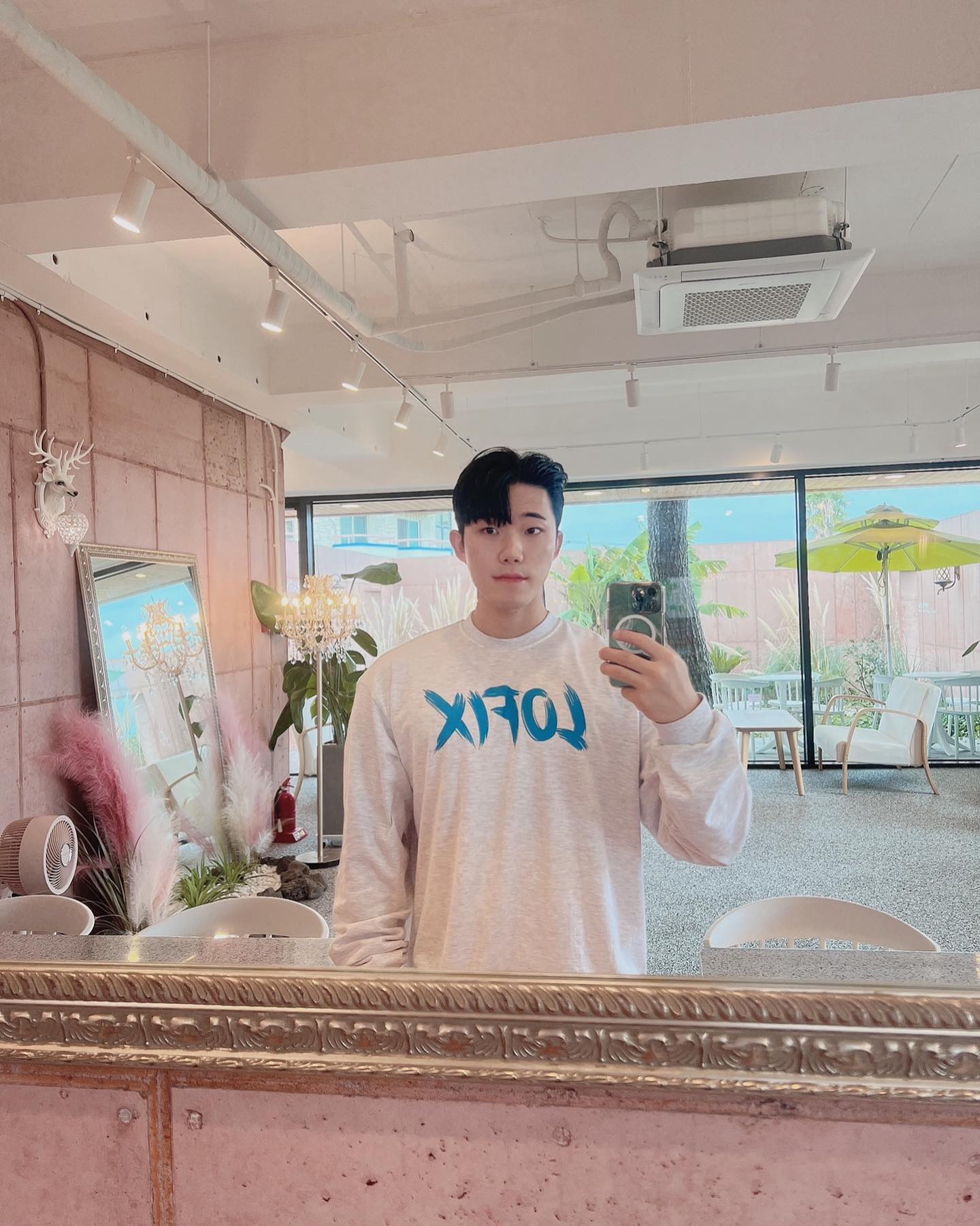 제주도 힐링🌿
(with. lofix_official )

너무 예쁜 로픽스를 입어야하는 이유❗️

☑️ 실물이 훨 예쁜 색상과 색감

☑️ 로고프린팅이 세련되게 잘나와서 볼수록 예쁘다!

☑️ 핏감이 묵직하면서 편안함을 줘서 데일리로 안성맞춤

☑️ 오버핏으로 넓어보이는 어깨

☑️ 묵직한느낌이지만 가벼운소재로 운동할때도 👍🏻

카페, 바다, 산 그 어떤배경에서도 너무 잘어울리는 LOFIX. 

 #협찬 #화이트멜란지 #로픽스 #짐웨어 #운동복 #운동복추천 #헬스복 #데일리 #일상복 #제주도카페 #이호태우해변 #비자림숲 #새천년나무