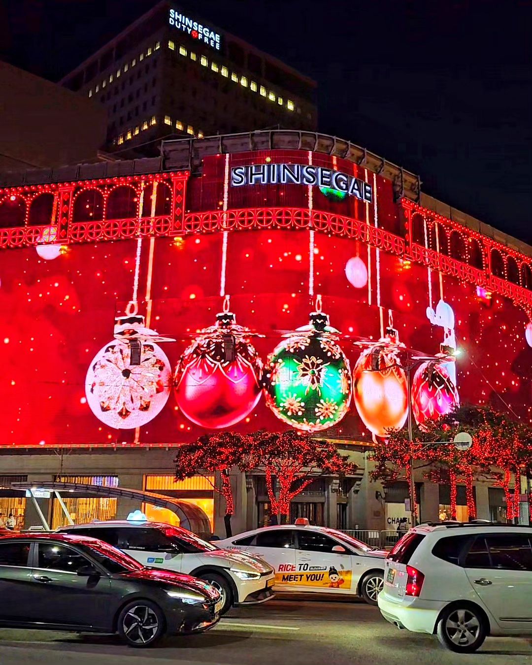 올해는 유난히 반짝이고 귀여워진 느낌🎄🎁🧸✨️
다인이 보여주고 싶어 어젯밤 초초 급으로 보고 왔다아
우리 다인이가 좋아해서 뿌듯!🥰

점등 마감 15분 전에 도착, 여유롭게 구경하고 왔네잉,,
차 막혔으면 못 봤다아!추워서 사진 찍기 힘들었지만
그래도 이뻐서 참을 수 있었다는 후기☃️💚❤️

#신세계백화점본점 #신세계크리스마스 #미디어파사드
#크리스마스명소 #딸이랑함께 #미리크리스마스🎄