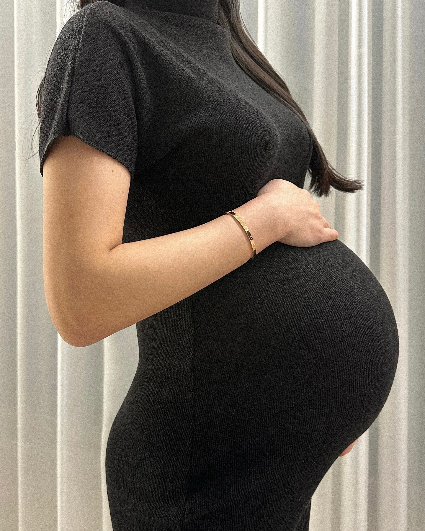 #36w5d #임신10개월차 #D-10

두둥 ! 이제 내 뱃속 까꿍이를 품에 안아볼날이 얼마남지않았다.
이전까지는 아기와의 우리 모습이 실감도 잘 안나고 덤덤했었지만, 열흘뒤의 오빠와 나의 미래를 그려보면 조금씩 실감이 난다 ! 막달되면 줄어든다는 태동은 아직까지 너무나도 활발하고 (매일 뱃속에서 내 갈비뼈쪽으로 뻥뻥- 축구중 ⚽) , 배는 수박을 달고다니는거처럼 무겁고 허리아프고 힘들지만 그만큼 건강히 잘 크고 있다는거니 마음만은 행복하다 ..🤍 남은 열흘도 우리 잘 지내보자 딸래미 ..🫶🏻 우리 다음주에 만나 🤍
