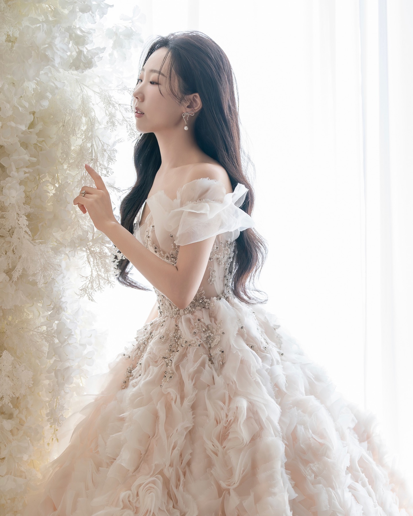 웨딩 촬영할 때 헤어변형은 필수…💖
아름보다 헤어변형 대표님 정말 손 빠르고 머리카락 한 올 한 올 다 살려주는 거 있죠? 업스타일, 긴 머리 웨이브 연출 전부 다 예쁘게 해줘서 완전 감동! 헤변 알아보고 계신다면 무조건 아름보다로 부르세요…💖

𝐇𝐚𝐢𝐫
아름보다 헤어변형 | arboda_official
• 아름 원장 _weddingar

𝐏𝐥𝐚𝐧𝐧𝐢𝐧𝐠
블랑드봄 | bombom_w
• #김봄대표

𝐏𝐡𝐨𝐭𝐨
르모망 포토그라피 | lemoment.photography
• 장아실 대표

𝐃𝐫𝐞𝐬𝐬
엘리자베스럭스 | luxe.elisabeth
• 스티븐유릭 stephenyearick
• 지미추 jimmychoo

𝐌𝐚𝐤𝐞 𝐮𝐩/𝐇𝐚𝐢𝐫
김활란 뮤제네프 | museeneuf_wedding
• 고민지 실장 koko___makeup
• 혜지 실장 _jinhyeji_

𝐕𝐢𝐝𝐞𝐨
• 필름크레아 | flimcrea_offical