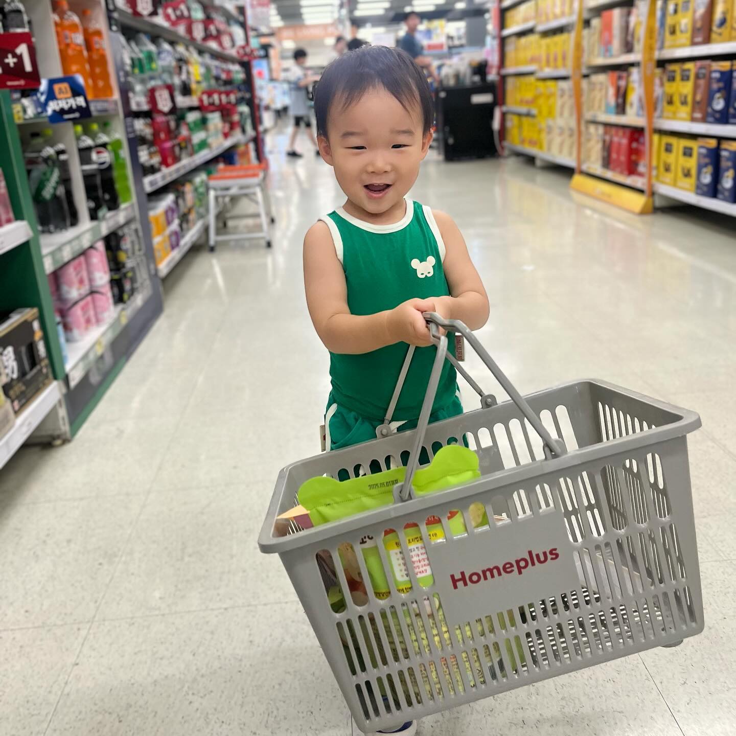 내 까까는 내가 든다 🍭🍬🍪🥠🍘

#27개월아기 #홈플러스까까털기 #내새꾸사랑해👶🏻💕