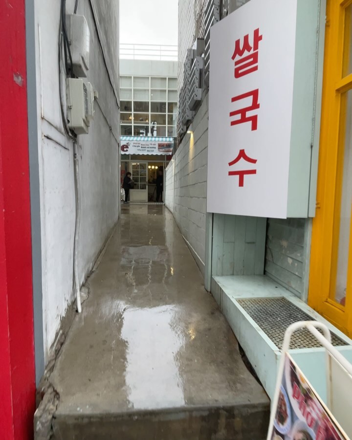 비오는날 방문했던 동성로 쌀국수 맛집
빨간 간판의 카페와 노란 간판의 카페
사이 골목으로 들어가면
궁전 같은 비주얼의 포비쌀국수가 나옴!
넓고 쾌적한 공간에 친절한 사장님과
직원분들이 맞이해주시는 대구 반월당 맛집
입장하자마자 느껴지는 환한 분위기에
1층 입구에는 플랜트샵이 입점해 있어,
식사 전후에 아름다운 식물들을 감상 할 수 있음💚🩷
2인, 4인, 단체석까지 다양하게 준비되어있었고,
좌석마다 다른 무드가 인상적이었음ㅎㅎ
테블릿으로 간편하게 주문 할 수 있고
스리라차소스, 해선장소스, 물, 앞접시, 수저 등
예쁜 테이블에 셋팅되어있 편리했음!
접시도 너무 예쁘고, 플레이팅도 너무 예쁜데
쌀국수 육수는 진하고 깔끔했고,
돼지고기 덥밥이랑 소고기 공심채 볶음밥위에
뿌려진 후레이크 바삭바삭 식감 너무 좋았고,
달걀프라이 노른자 터뜨려 먹으면 을매나 꼬소하게요
모닝글로리 너무 좋아하는데 해외여행 안가고도
가까운곳에서 먹을 수 있어 너무 좋았던 소고기 공심채 볶음!
짭쪼롬해서 공깃밥 추가해서 밥이랑 같이 먹기에 딱이었음

#대구포비쌀국수 #포비쌀국수 #대구반월당맛집
🗂포비 쌀국수 9900원
돼지고기 덮밥 11900원
소고기 공심채 볶음 8900원
제로콜라 2000원
📍대구 중구 동성로1길 59-2 지상 1~2층
⏰11:30 - 21:00 / 브레이크 타임 15:00 - 16:00
라스트 오더 20:00 / 당분간 매주 화요일 휴무
🚘매장 바로 옆 유료주차장 이용 가능(봉산민영주차장)

#대구반월당역맛집 #대구반월당점심맛집 #대구반월당밥집 #대구쌀국수맛집 #대구동성로맛집 #동성로맛집 #동성로점심 #동성로쌀국수맛집