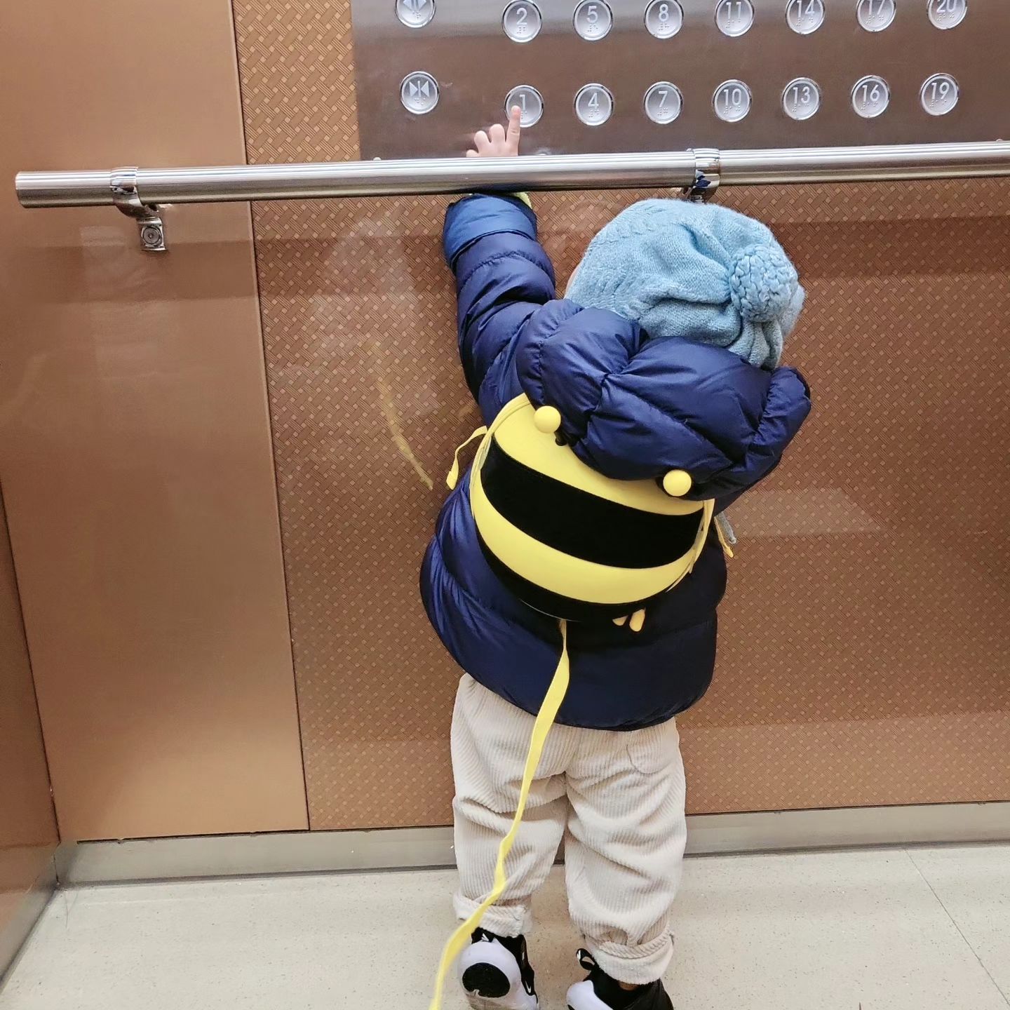 2023.12.26 D+516

기온이 많이 올라서 오랜만에 윰차가 아닌 산책을 나갔다!
근래.. 배가 나오면서 요리조리 다니는 아들 안고 다니기가 힘들어서 윰차 산책만 했었던지라😢

역시나 몇걸음 걷다가 이내 안아달라고 팔을 뻗고..
조금 안아주다가 다시 걷게 했는데 갑자기 벤치 위로 올라가고 ㅋㅋㅋ 엄마 쉬라는거지?ㅋㅋ

문방구는 역시나 지나치질 못하고...
목적지는 편의점인데 세월아네월아~~~
편의점 다녀오는데 한시간 걸림ㅋㅋㅋㅋ

그래도 뚜가 좋아하니 날 따뜻하면 또 나가쟈!!!🏃‍♂️🏃‍♂️💚