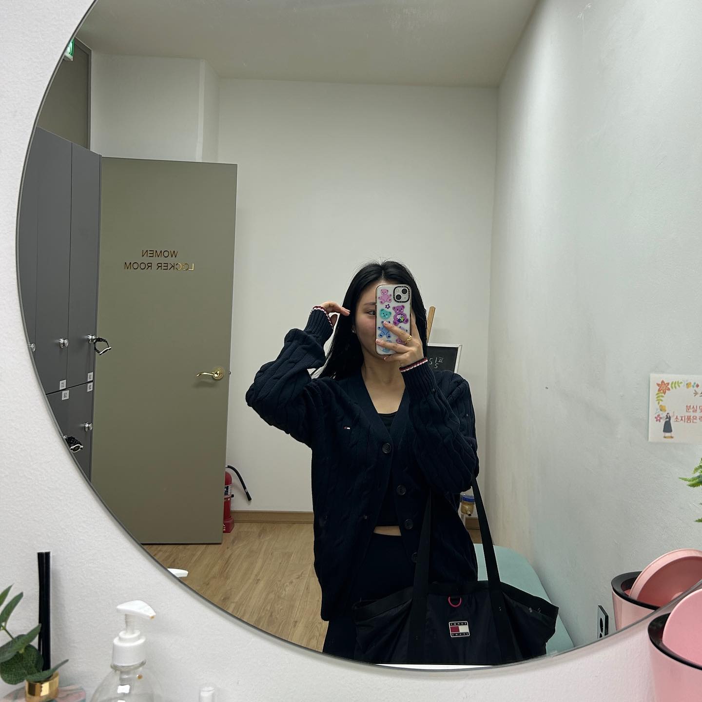 #필린이기록 🧘🏻‍♀️

필라테스 땀나는 운동 맞는거죠..?
매우 힘들고, 다리 후들거리고, 옆 궁둥이 근육통 👍🏻

거울샷이 아닌 동작 사진 찍을 수 있는 그날까지 아쟈아쟈🔥🥲

* 3일차에 토삭스만 4개째 보유중 🤣
 모든 운동은 장비빨이지 ^^