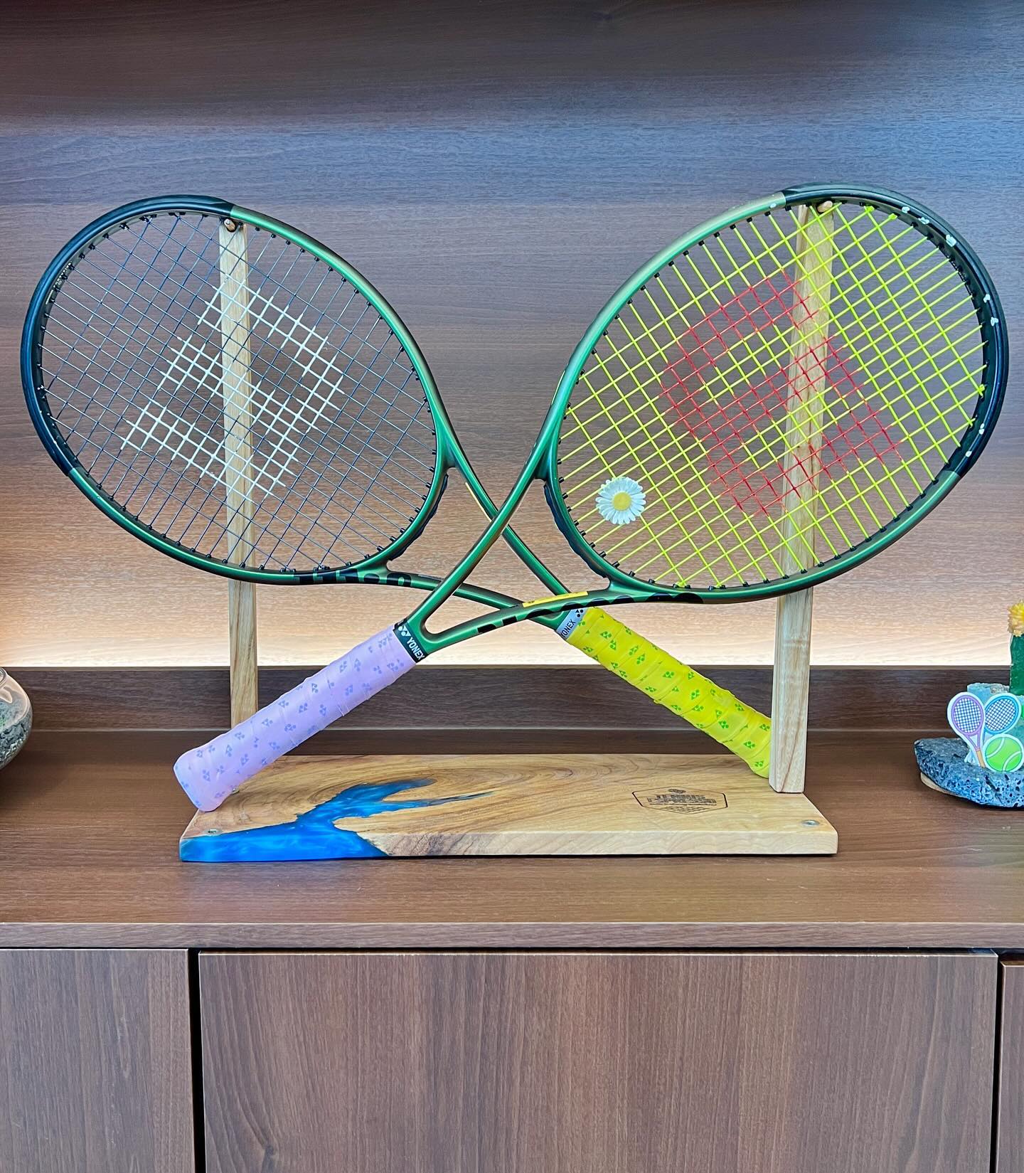 며칠전에 다녀온 tennis_espresso ☕️

테니스 시작하고 처음으로 스트링 바꾸기 위해 방문🎾 
바쁘신 와중에도 스트링 하나하나 꺼내서 특징 설명해주시고 
추천도 해주시고 색깔도 다 보여주시고👍🏻 
친절한 사장님 덕분에 테린이는 넘 재밌게 구경하고 왔습니당🥹 기다리는 중에 마신 청귤에이드도 짱맛탱🍊
 
사장님 추천으로 나는 #폴리투어프로 
남편은 #럭실론4g 로 교체✨ 
그리고 손목이 자꾸 긁혀서 남편이 긴 아대랑 짧은 아대 사쥼 🫶🏻고마워용🫶🏻 

교체하고 바로 구장가서 테스트😂 
이전 스트링을 너~~~무 오래써서 비교는 못하겠지만 
새 스트링 짱좋다💛💛괜히 공 더 잘쳐지는 느낌이고 막ㅋㅋㅋㅋㅋㅋ 다음에 또 새로운 스트링이랑 라켓 구경하러 가야지🎾