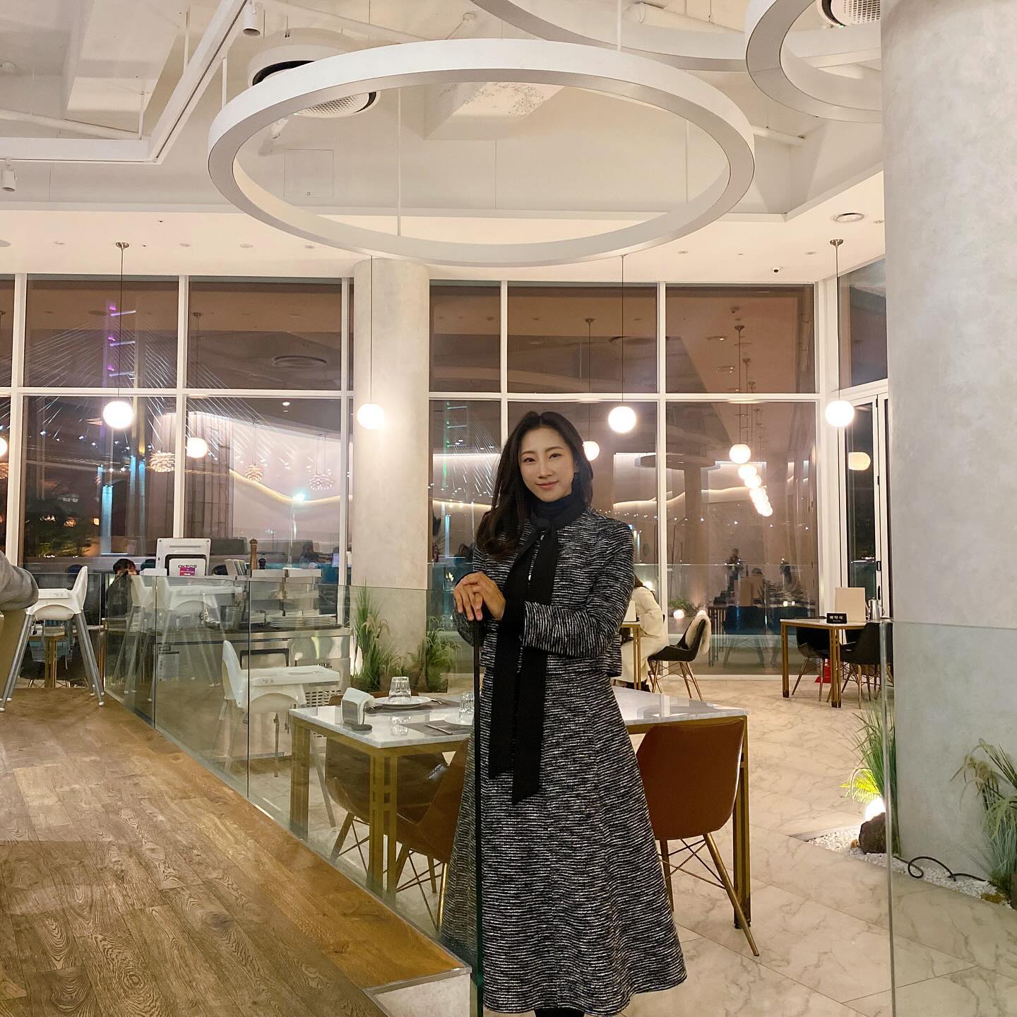 오늘은 여성지도자 모임 신년회에 다녀왔어요 ^^
반가운 얼굴들 보면 기분이가 정말 좋아요..
매일 매일를 좋은 것들로 채우고 기억하는 것이
정말 좋은 일 같아요 😍

다들 제 얼굴 보고 뭐 했냐고 물어보셔요...ㅎㅎㅎ
유리알 소개를 알뜰 살뜰 하고 왔답니다 ^^
#유리알글루타치온 은 내일까지 공구 진행입니다 ❤️

요즘 책도 다시 많이 읽고 있는데
여러 생각을 하게 되는 것 같아요.
가볍게 읽을 수 있는 책들도
같이 공유해볼개요. ^^