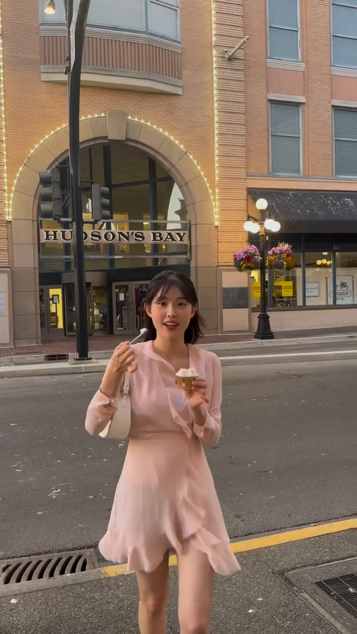 빅토리아에 오니 정말 아무것도 기억나지 않는데 가슴이 너무 아리고 눈물이 나.. 나 왜 그럴까 전생에 공주.. 뭐 그런거였냐고..