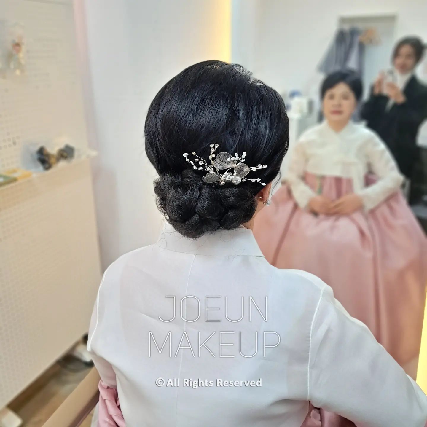 화사한 핑크 한복이 넘 잘 어울리셨던 혼주어머님이세용 💐 
머리 짧으셔서 가채사용하여 자연스러운 올림머리느낌으로
진행해드렸습니다 😀 한복뒤꽂이까지 넘 찰떡이셨어요 ❤️ 

#출장메이크업#구로메이크업#한복머리#번헤어#조은메이크업 #makeupartist#koreahairstyle#joeunmakeup