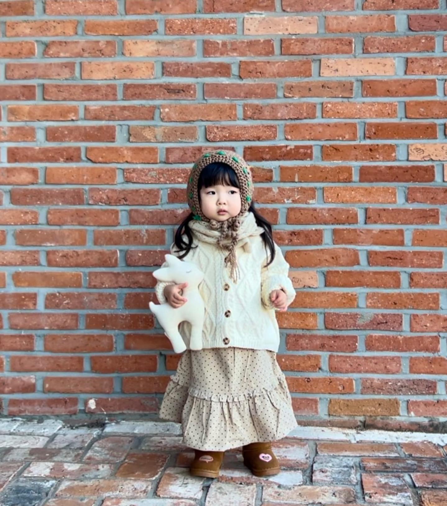 롱스커트 어때요ㅋㅋㅋ
치랭스에요!! 스커트안에 기모 레깅스가 짠!!
은우한테는 한 사이즈 큰거 같아요ㅋㅋ
바지가 엄청 길었는데,, ㅠㅠ 
전 스커트 길이가 길어서 좋았어요~~ 
롱한 느낌 좋아하거든요~~ 키는 계속  크니까 
이런맛에 한사이즈 업하나봐요.
포근한 베이지 색감도 좋고, 
작게 들어간 도트 패턴도 좋아요. 역시 바이누누💚
레깅스만으로도 따뜻한데, 치마가 바람 한번 더 
막아주니까 엄청 따뜻할 꺼에요!? 
부하지 않게 떨어지는 핏감이 포인뚜🎀

#바이누누#협찬
by_nunu_official