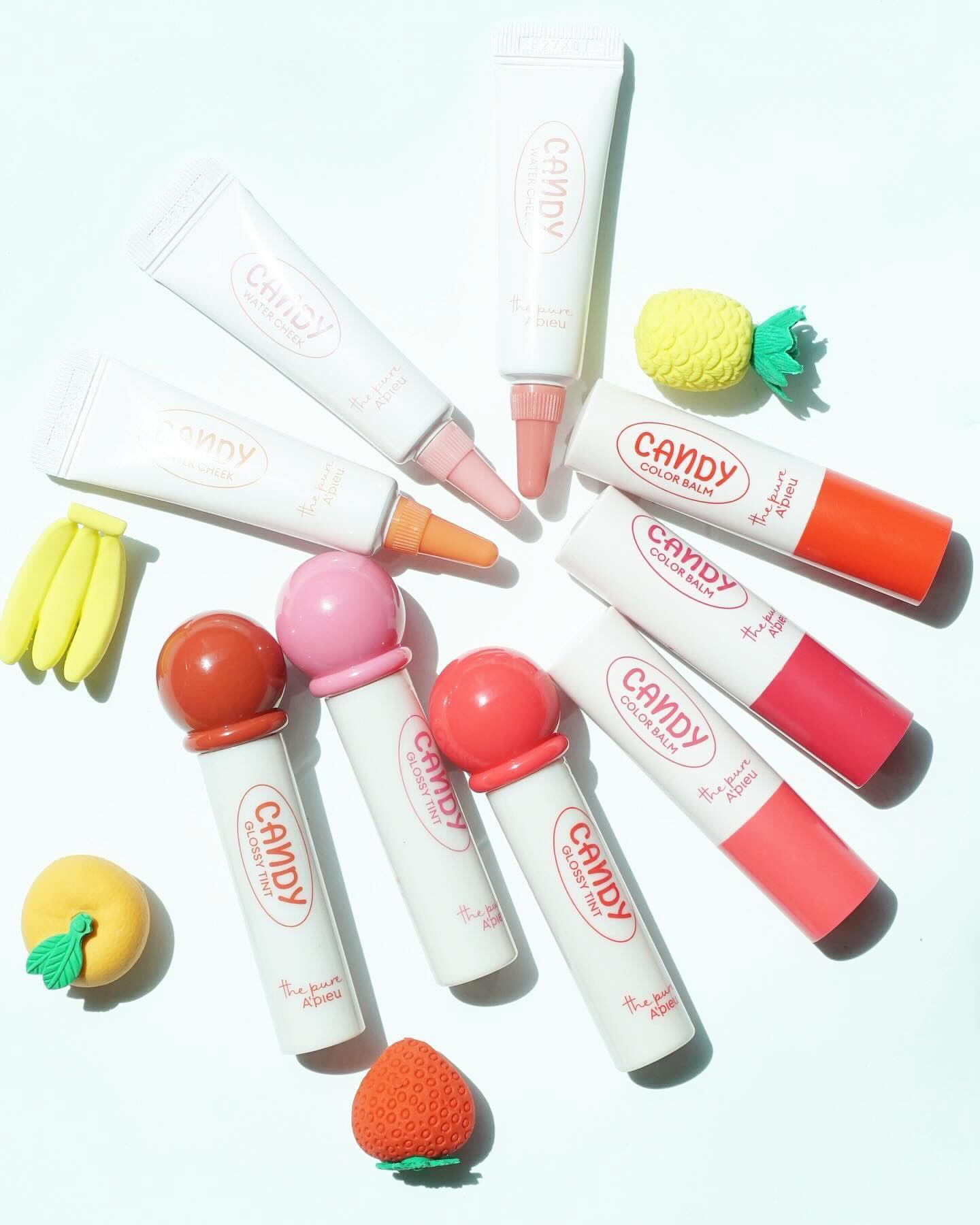 #광고 apieu_cosmetics daisolife 15gram.official 

요즘 다이소 얼마나 자주 방문하는지 모르겠어요 👉🏻👈🏻 이번에 나온 신상 어퓨 더퓨어 캔디 라인 써보는데 틴트, 워터치크, 블러셔까지 3가지 다 완벽하더라구요?❤️🍭 게다가 작명 센스도 무슨일이야 ...받아보고 너무 예뻐서 파우치에 귀여운 캔디 라인 잔뜩 넣어서 다녀요 ෆ⃛

ఇ 어퓨 더퓨어 캔디 틴트 (3colors )
01 땡큐체리머치 02 크크크크림딸기 03 예쁘면 단감 

틴트는 우선 착색력이 진짜 좋은데 피부톤 밝혀주면서 탱글한 광이 너무 예쁘더라구요. 정말 이름 그대로 캔디 멜팅광이 러블리함. 바르고 나면 복숭아 향도 올라오는데 발라보면서 3천원 가성비로 대단한 틴트 같더라구요. 

ఇ 어퓨 더퓨어 캔디 컬러밤 (3colors )
01 윌유베리미 02 노프라플럼 03 사과를사곽사곽

너무 끈적이지 않게 혈색 채워주는 컬러립밤이라 수시로 발라주니 립 보습도 되고 멜팅도 잘되서 각질 부각도 없이 예쁘게 색감 올라오더라구요. 역시 러블리한 향이 나는데 살구씨 오일이 함유되었다고 하네요. 

ఇ 어퓨 더퓨어 캔디 워터치크 (3colors )
01 새해복숭아 02 갖구아바 03 비몽자몽 

생기있는 리퀴드 치크인데 너무 끈적이지 않고 물들어 가는 색감으로 발색되니 여리한 메이크업할 때 쓰기 좋더라구요 건조하지 않고 여러겹 발라주니 볼에 생기 가득하네요. 봄에 어울리는 워터치크라 봄나들이 치크로 추천합니다 

#어퓨 #더퓨어캔디 #어퓨캔디 #어퓨캔디틴트 #다이소화장품 #다이소틴트 #다이소립밤 #다이소컬러밤 #다이소블러셔 #다이소치크 #15그램 #15그램뷰티 #15그래머