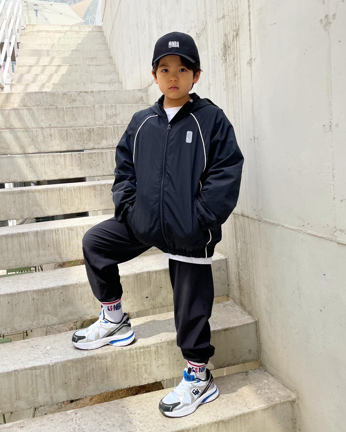 #협찬 #nbakids 

멋짐 가득한 nbakids 룩 
신상 신발 까지 어쩜 이리 멋진가요 

🏷️NBAKIDS 리플렉션 러닝 스니커즈 

가볍고 쿠셔닝 좋은 파이론 미드솔과 
놀슬립 이웃솔로 활동성과 안정성을 높였어요 
3M프린팅으로 빛반사 되어 밤에도 안심
메쉬원단으로 통기성을 높이고
고무밴딩끈으로 혼자서도 잘신어요 
이쁜 팀로고가 옆면에 있어서 
NBA아이덴티티를 담아냈어요 

nbakids_kor

#NBAKIDS #NBA키즈 #느바키즈 #느바루키 #NBA키즈바람막이 #키즈바람막이 #NBA키즈리플렉션  #NBA키즈신발 
#NBA키즈운동화 #NBA키즈스니커즈 #NBA키즈러닝화 #키즈운동화 #키즈신발 #키즈러닝화 #키즈스니커즈#주니어운동화 #여아운동화 #주니어신발 #러닝화 #러닝스니커즈 #키즈간절기룩 #키즈고프코어 #NBAKIDSANDME #느바키즈앤미 #정이형제 #남아모델 #키즈모델 #주니어모델