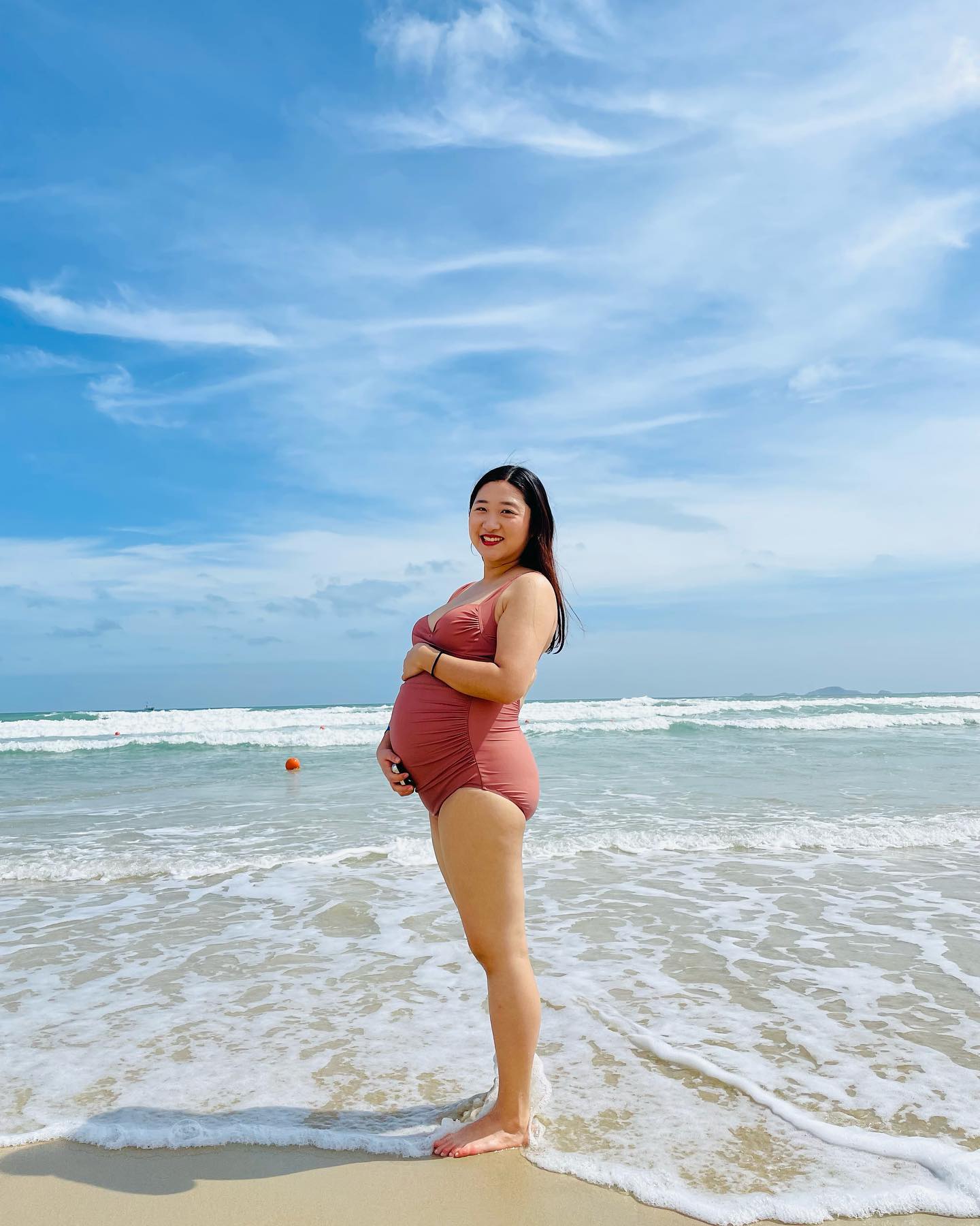 실시간 나트랑 여행스타그램😎
코로나 이후 3년만에 해외여행이에요🥹
설 연휴가 마지노선이라 태교 여행 왔는데~
불편한 비엣젯 타고 온 보람이 있네요ㅋㅋ
날씨도 좋고~
사람도 많지 않아 더 힐링 느낌🌴
만삭느낌 사진도 찍었는데
지금만 당당히 배 내놓고 찍을 수 있는거죠.? 🥹ㅋㅋㅋㅋ
얼굴이랑 다 터질것 같지만..
지금이니까.. 그런거라고 위안하려구요🥲
즐거운 설 명절 되세요~🫶🫶
.
.
#만삭사진 #셀프만삭 #나트랑여행 #태교여행 #여행스타그램 #해외여행 #베트남여행 #힐링#28주임산부 #토끼띠맘 #태교여행토퍼 #🐰
